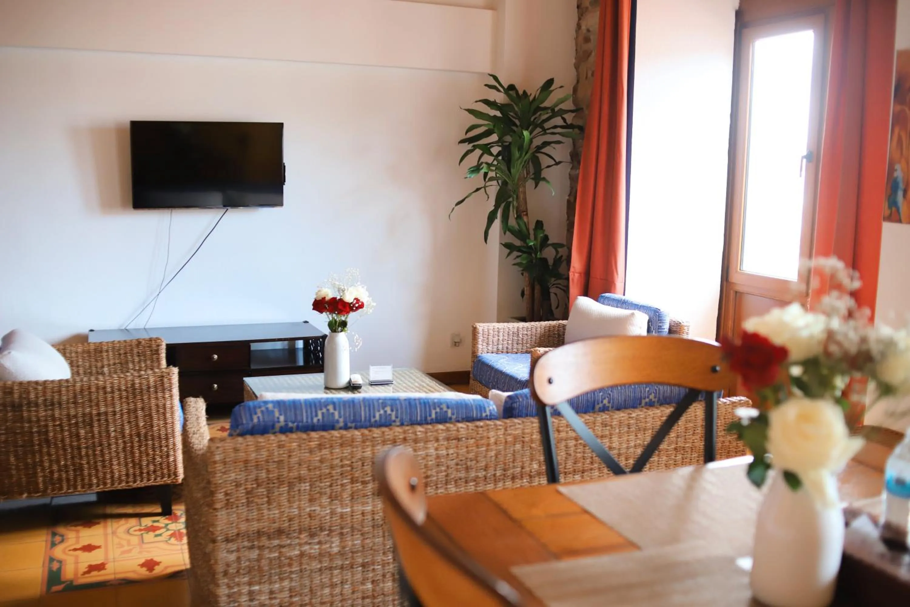 Communal lounge/ TV room in Oasis Hotel