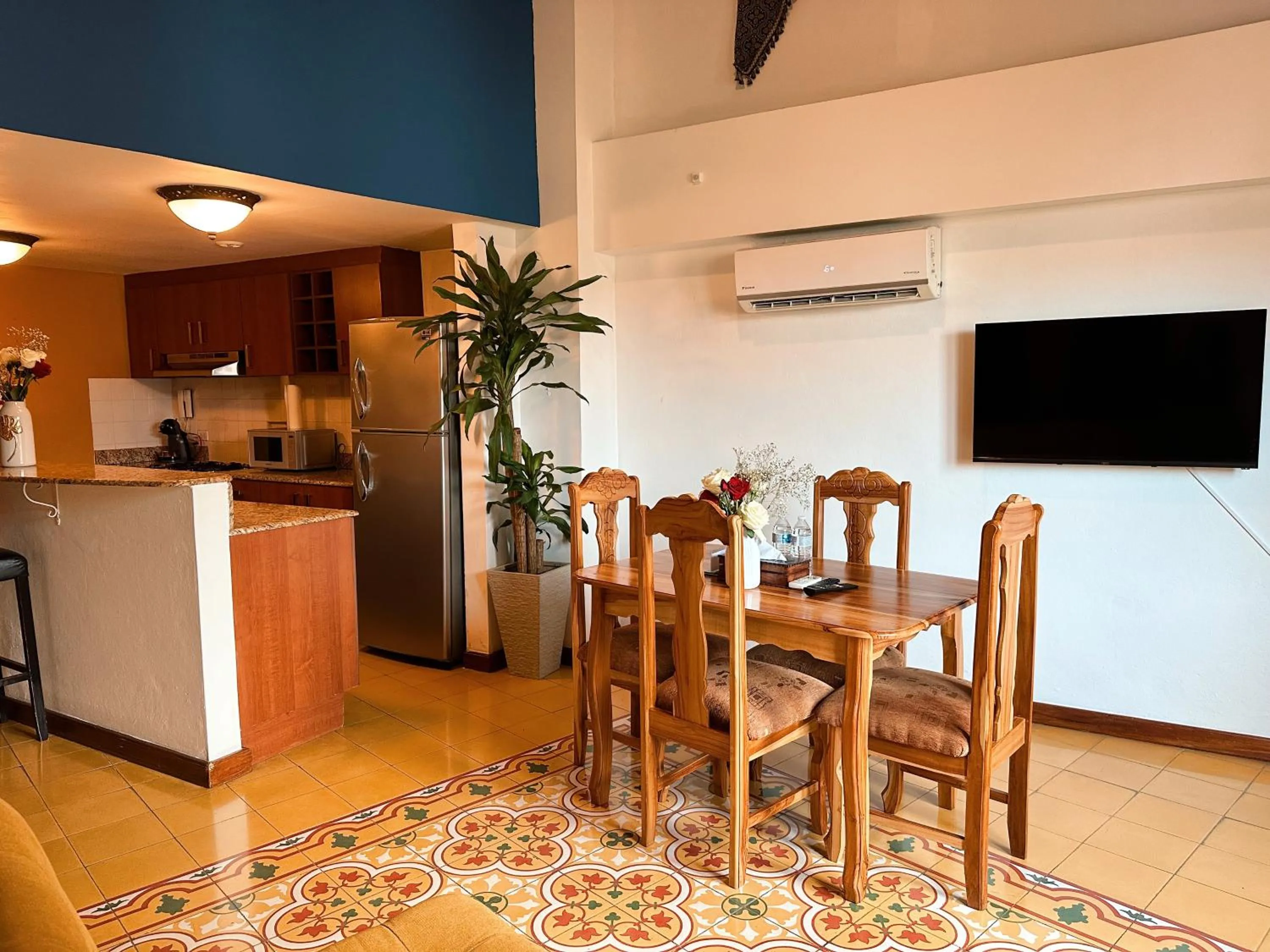 Communal lounge/ TV room in Oasis Hotel