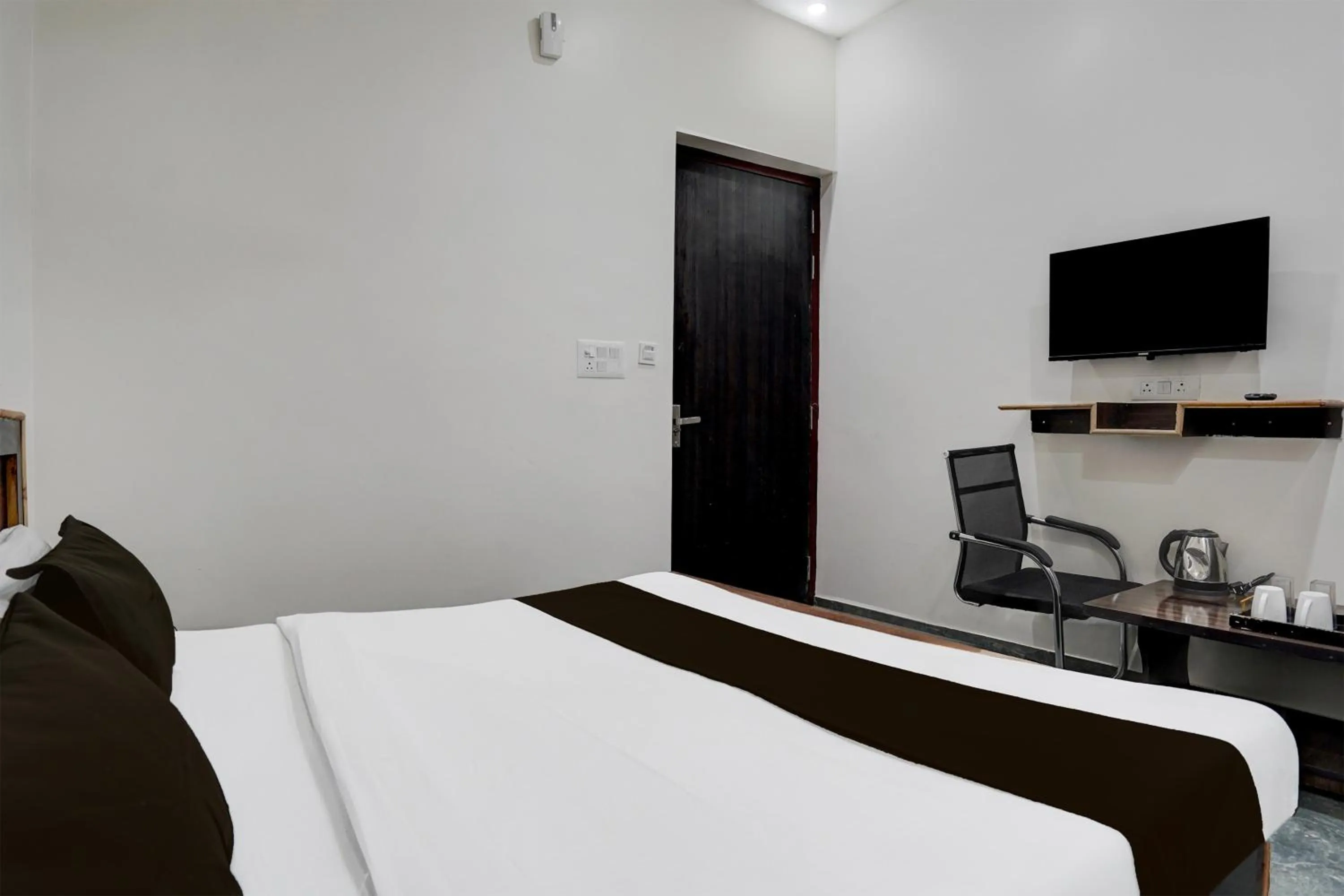 Bedroom in Hotel O Govind Nagar Near Krishan Janm Bhoomi