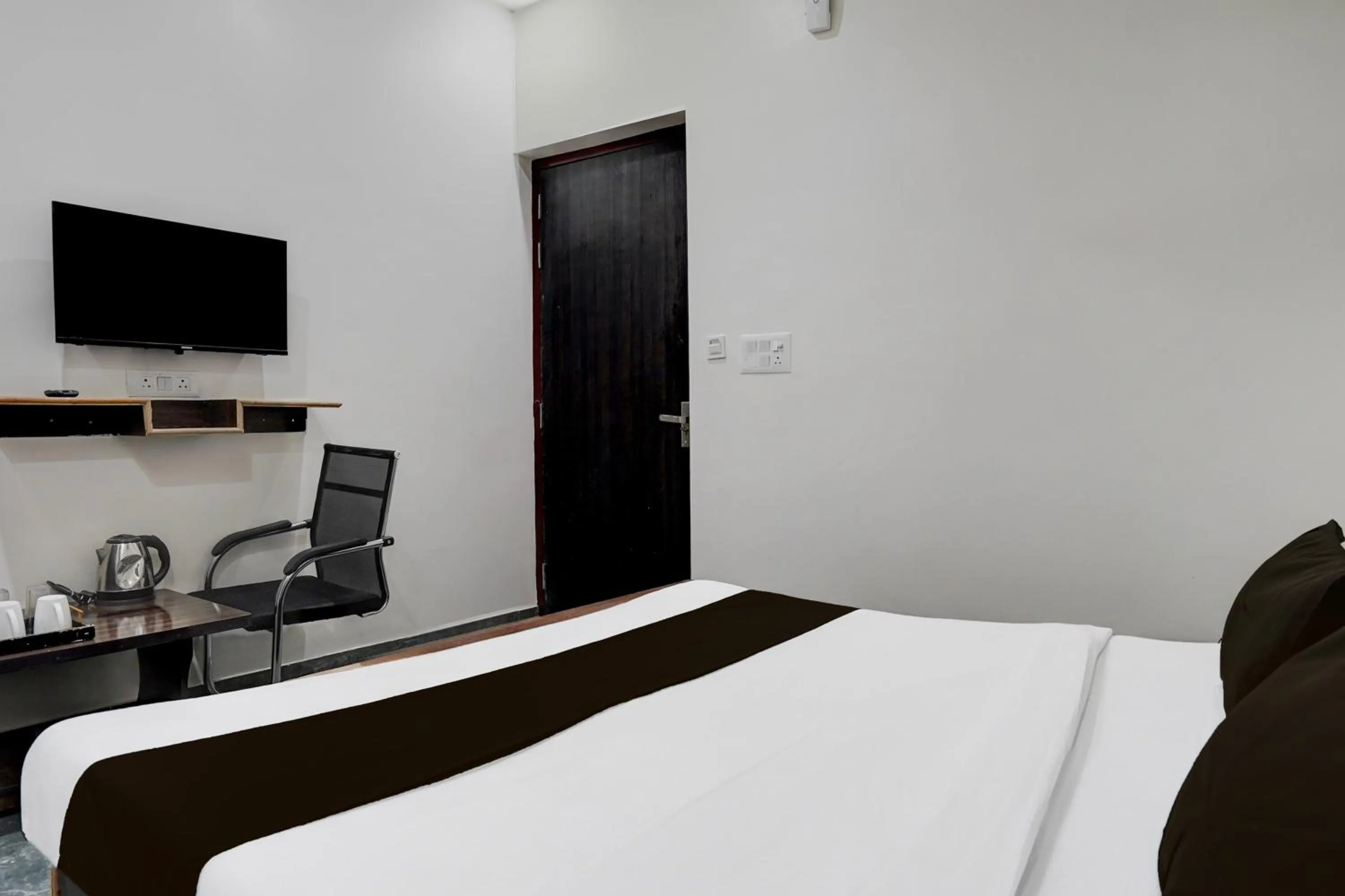 Bedroom in Hotel O Govind Nagar Near Krishan Janm Bhoomi