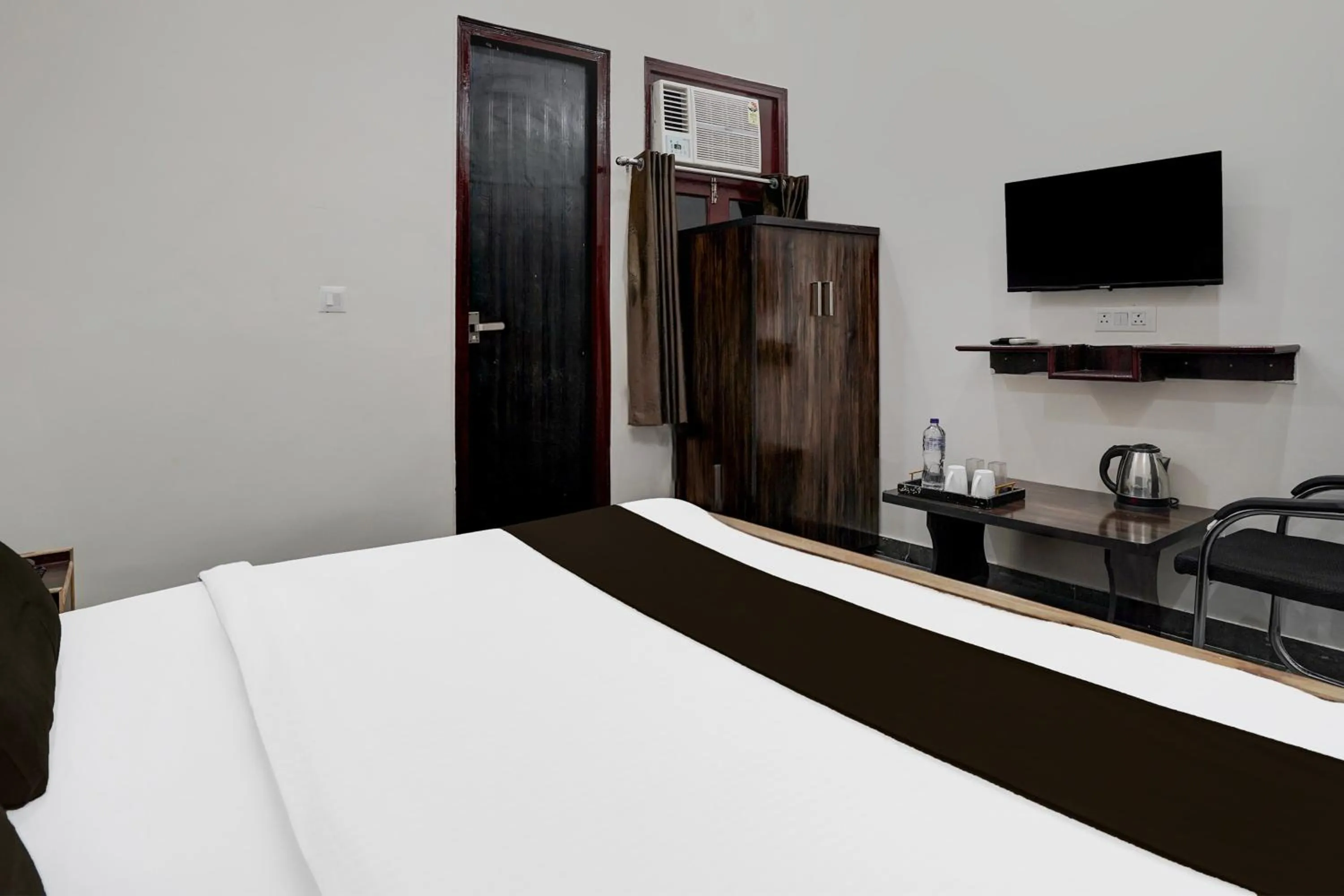 Bedroom in Hotel O Govind Nagar Near Krishan Janm Bhoomi