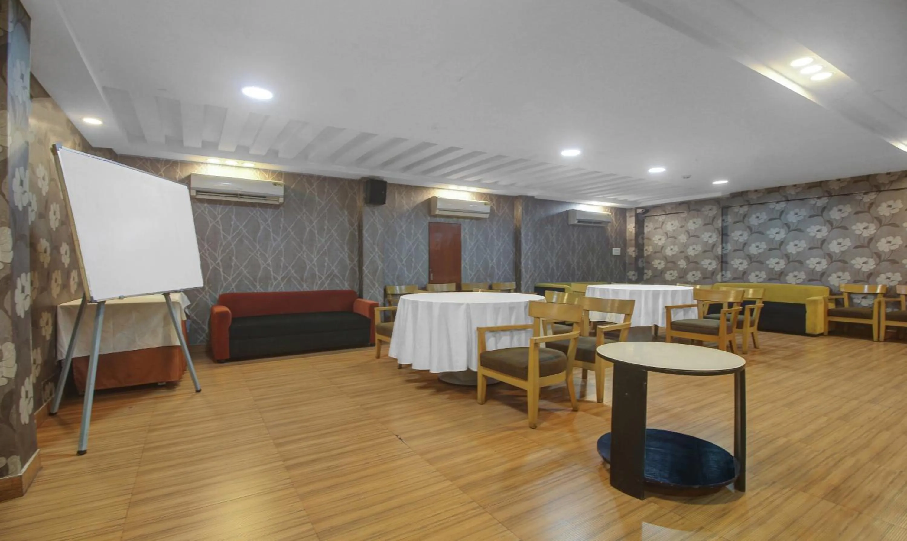 Meeting/conference room in Treebo Mangalam, Bhawanipur