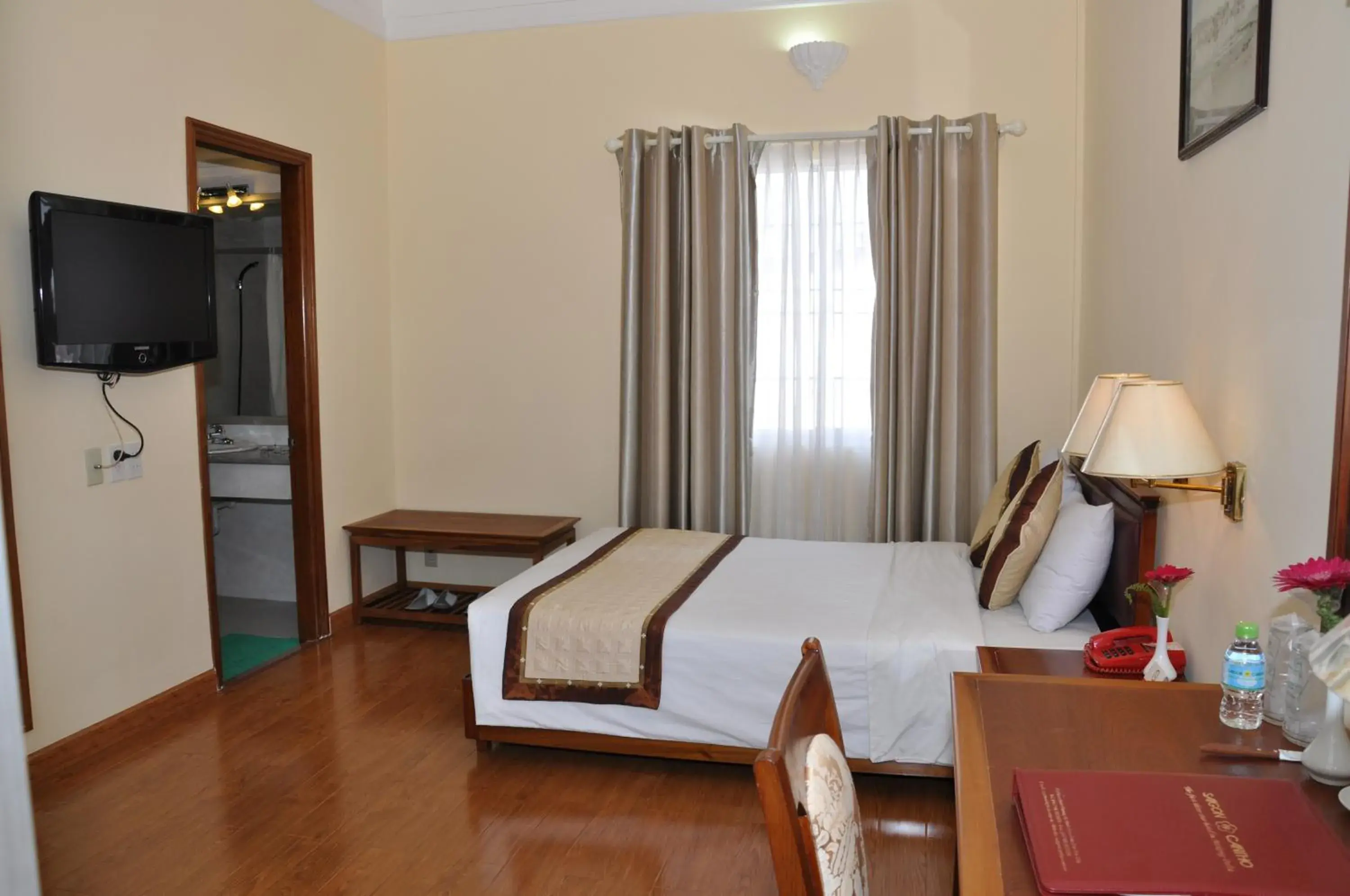 Photo of the whole room, Bed in Saigon Can Tho Hotel Photo of the whole room, Bed in Saigon Can Tho Hotel