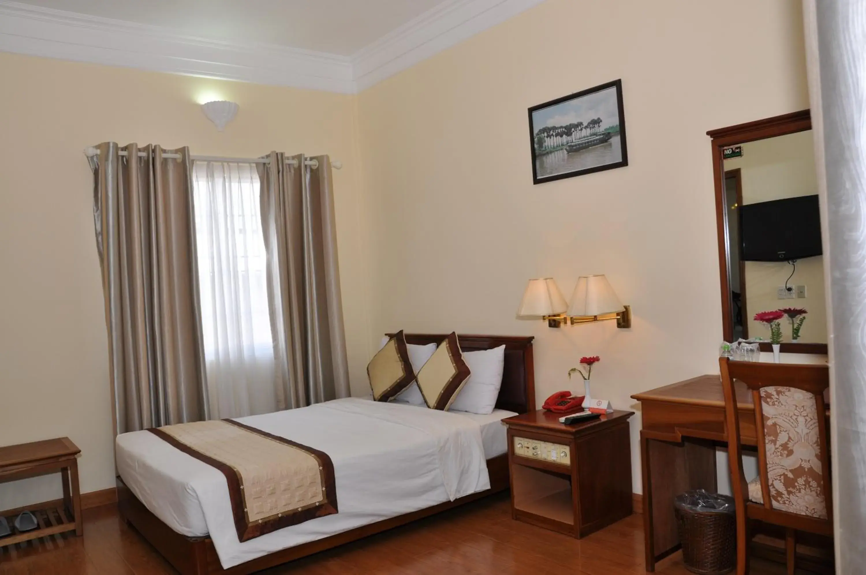 Photo of the whole room, Bed in Saigon Can Tho Hotel Photo of the whole room, Bed in Saigon Can Tho Hotel