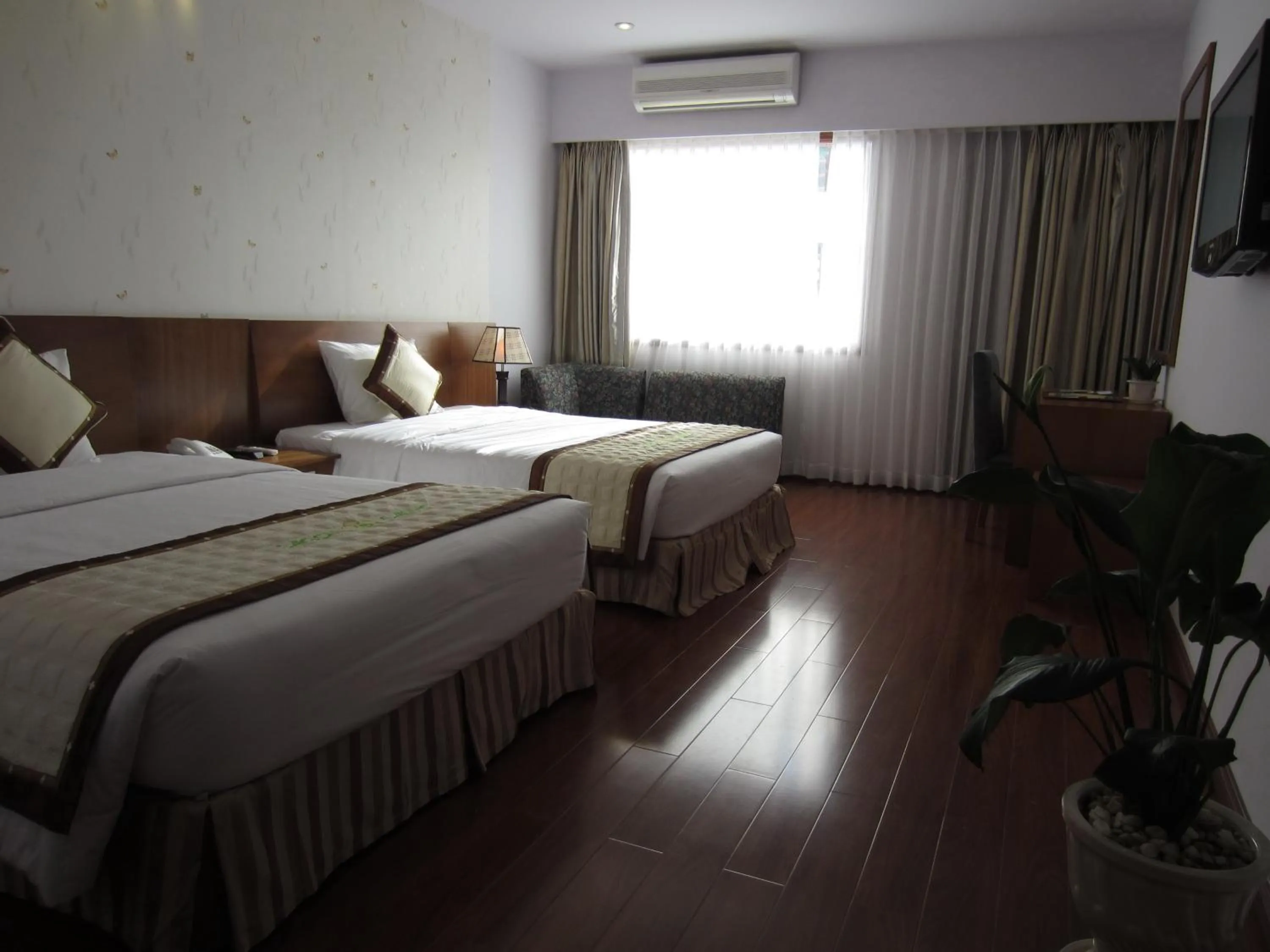 Photo of the whole room, Bed in Saigon Can Tho Hotel