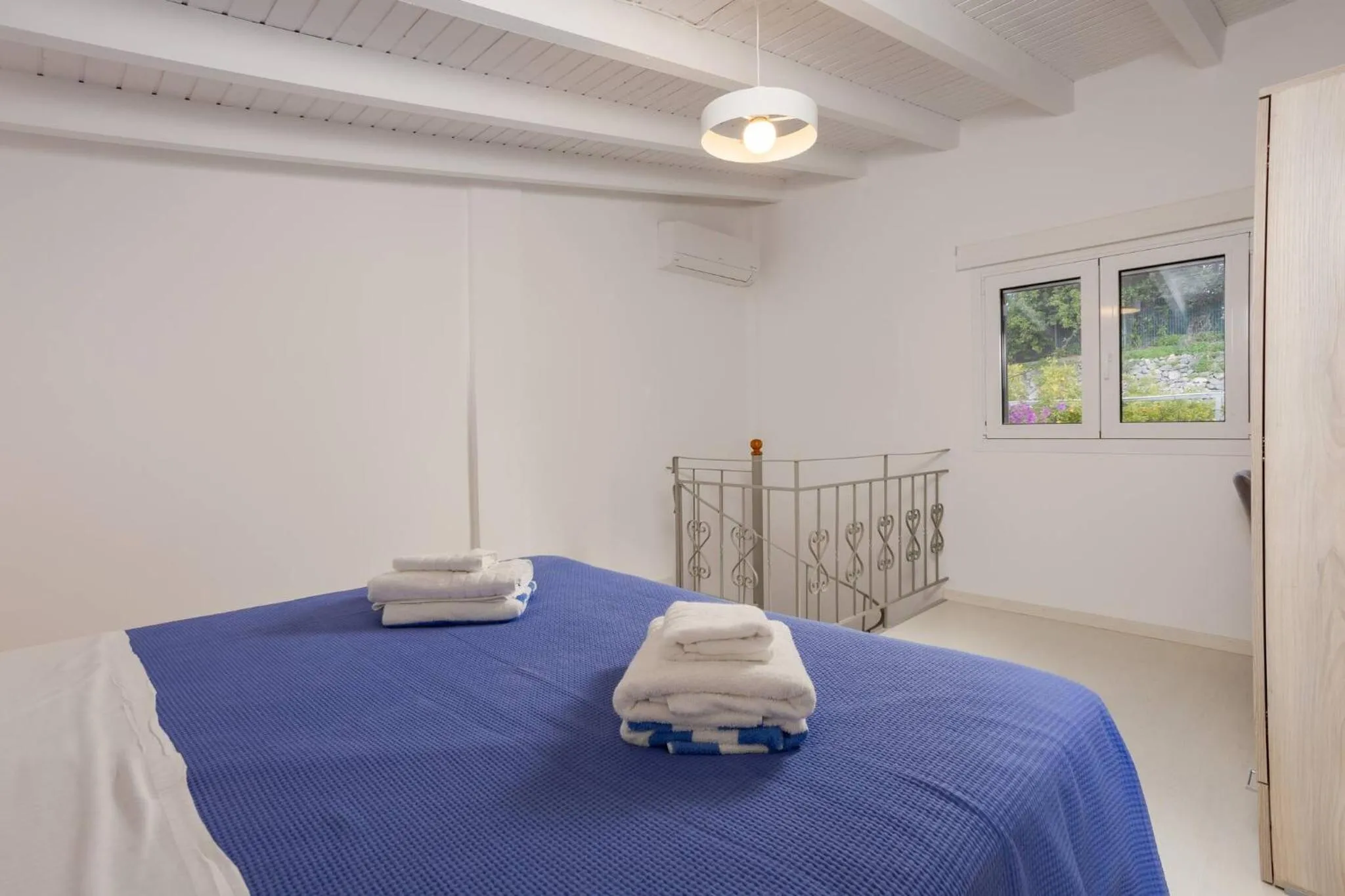Bed in Rose of Crete