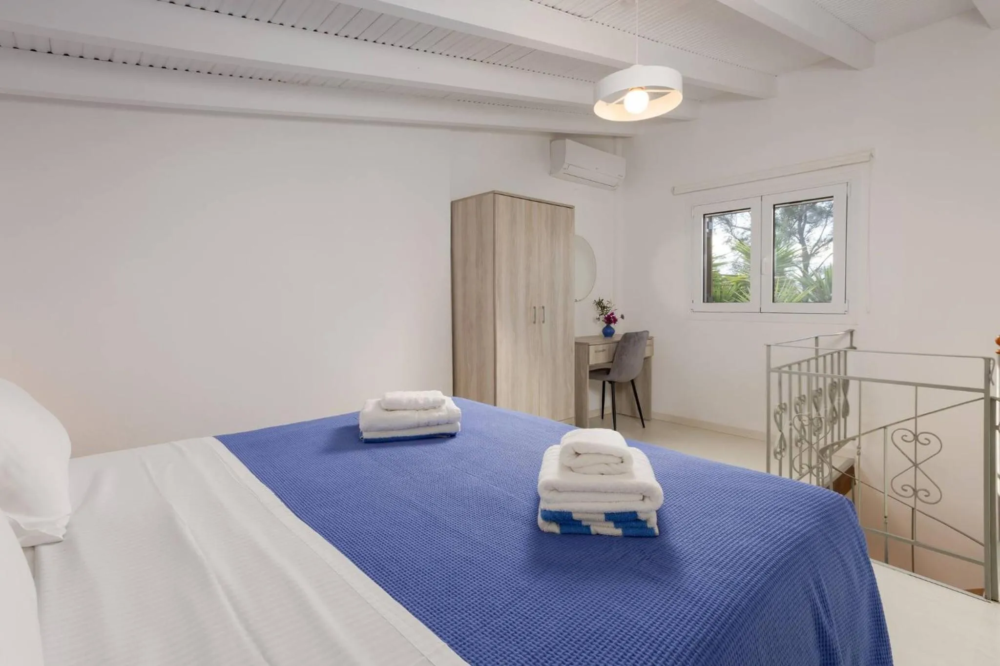 Bed in Rose of Crete
