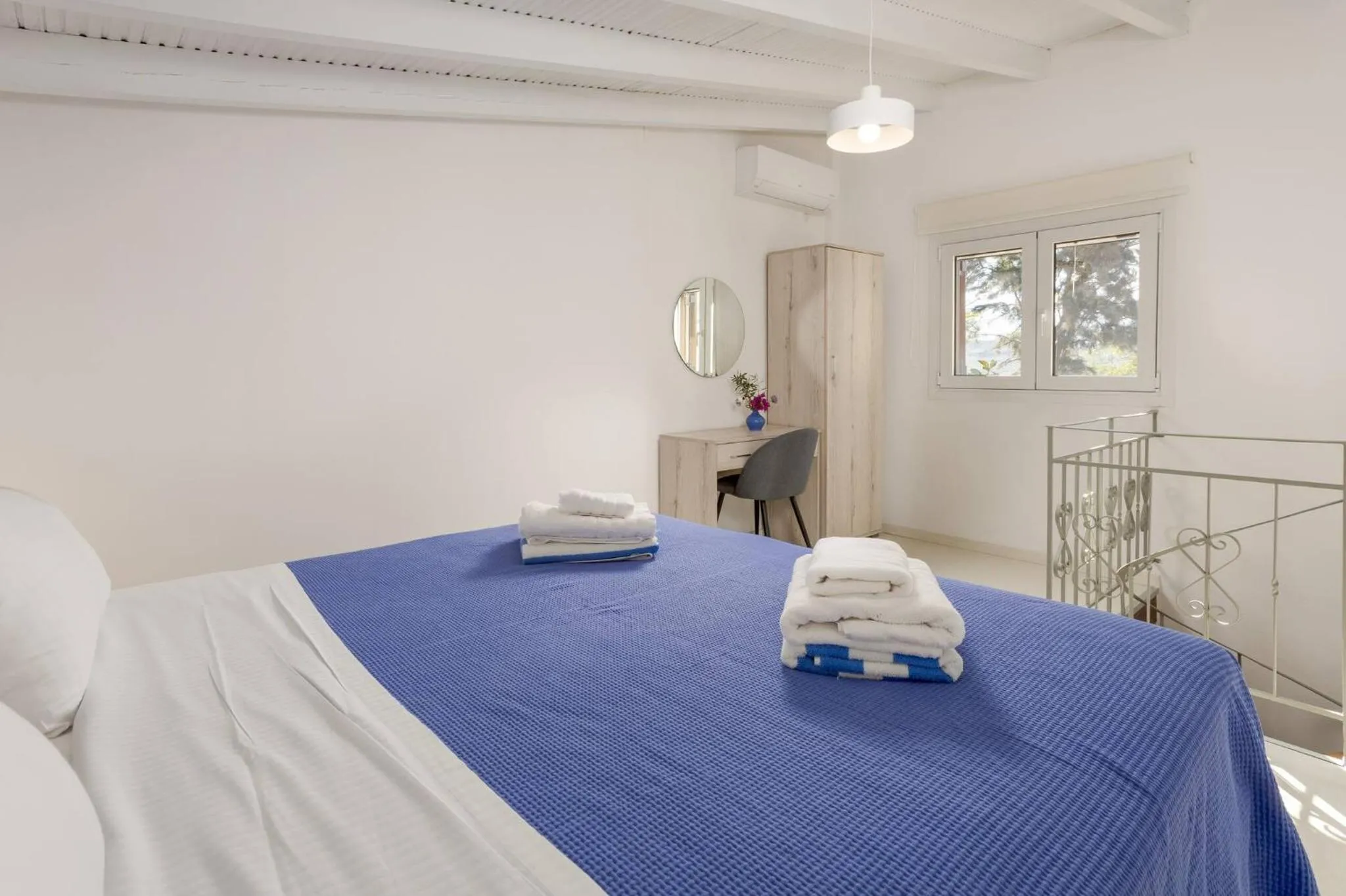 Bed in Rose of Crete