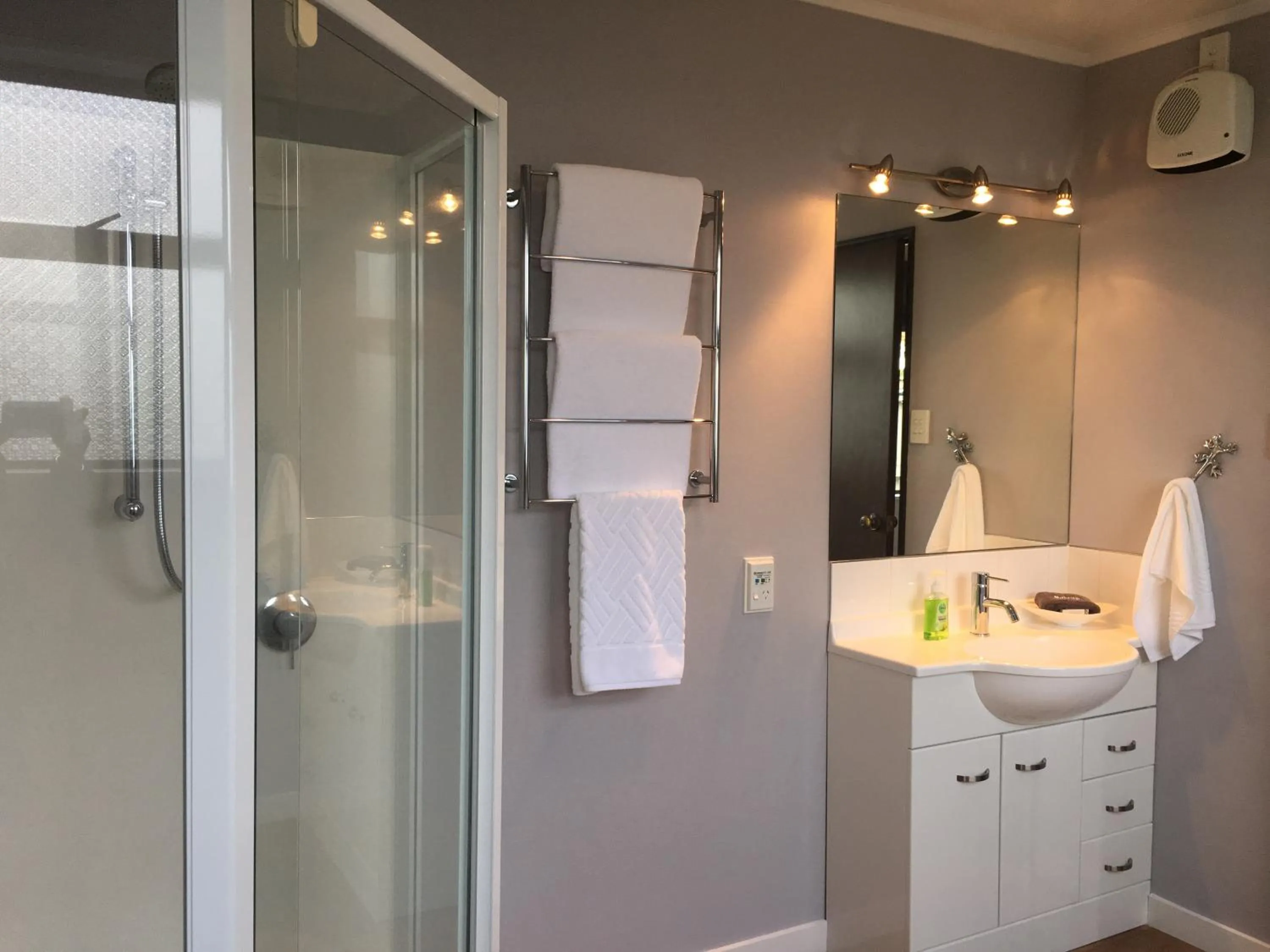 Bathroom in Hacienda Motor Lodge