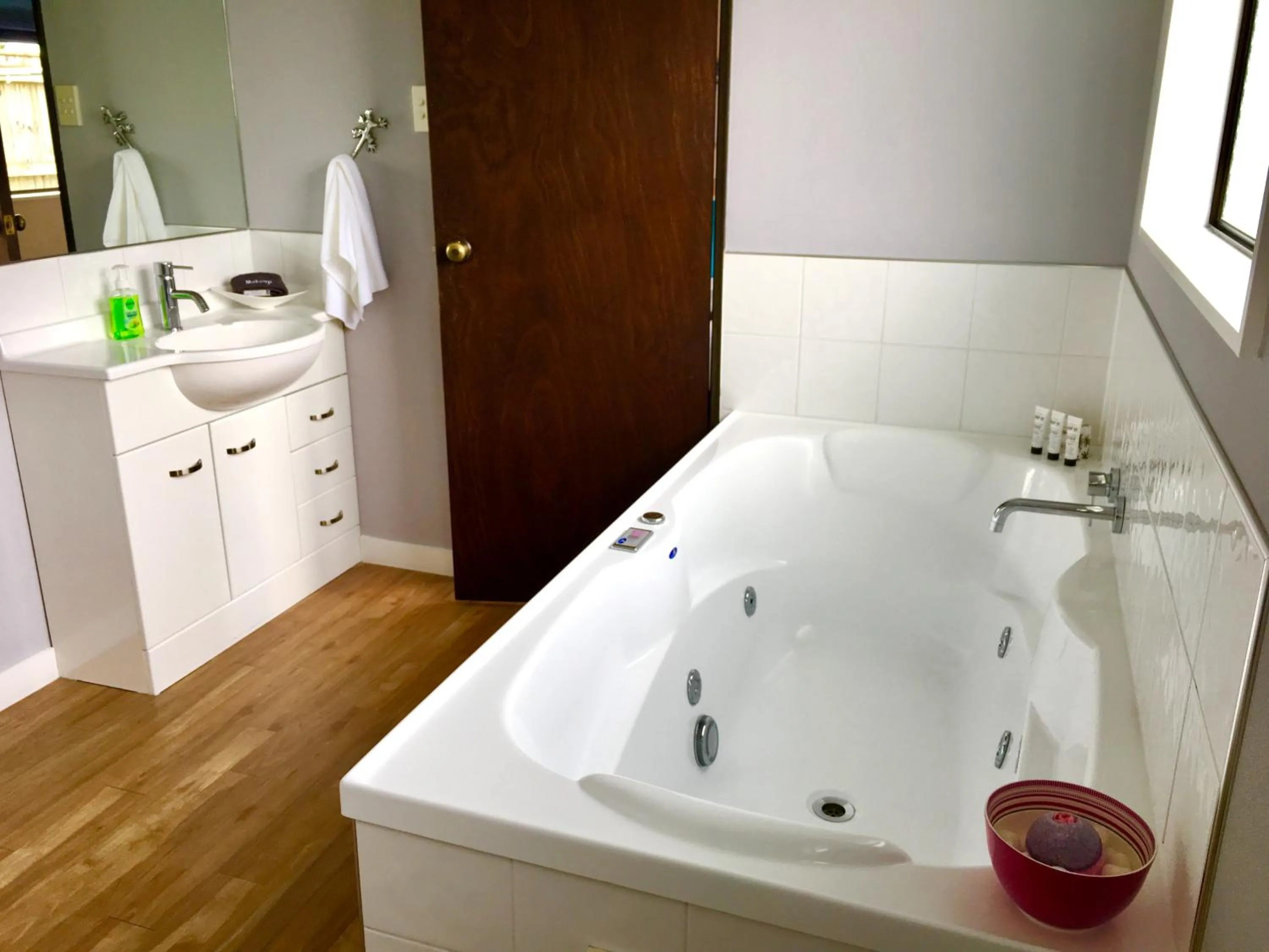 Bathroom in Hacienda Motor Lodge