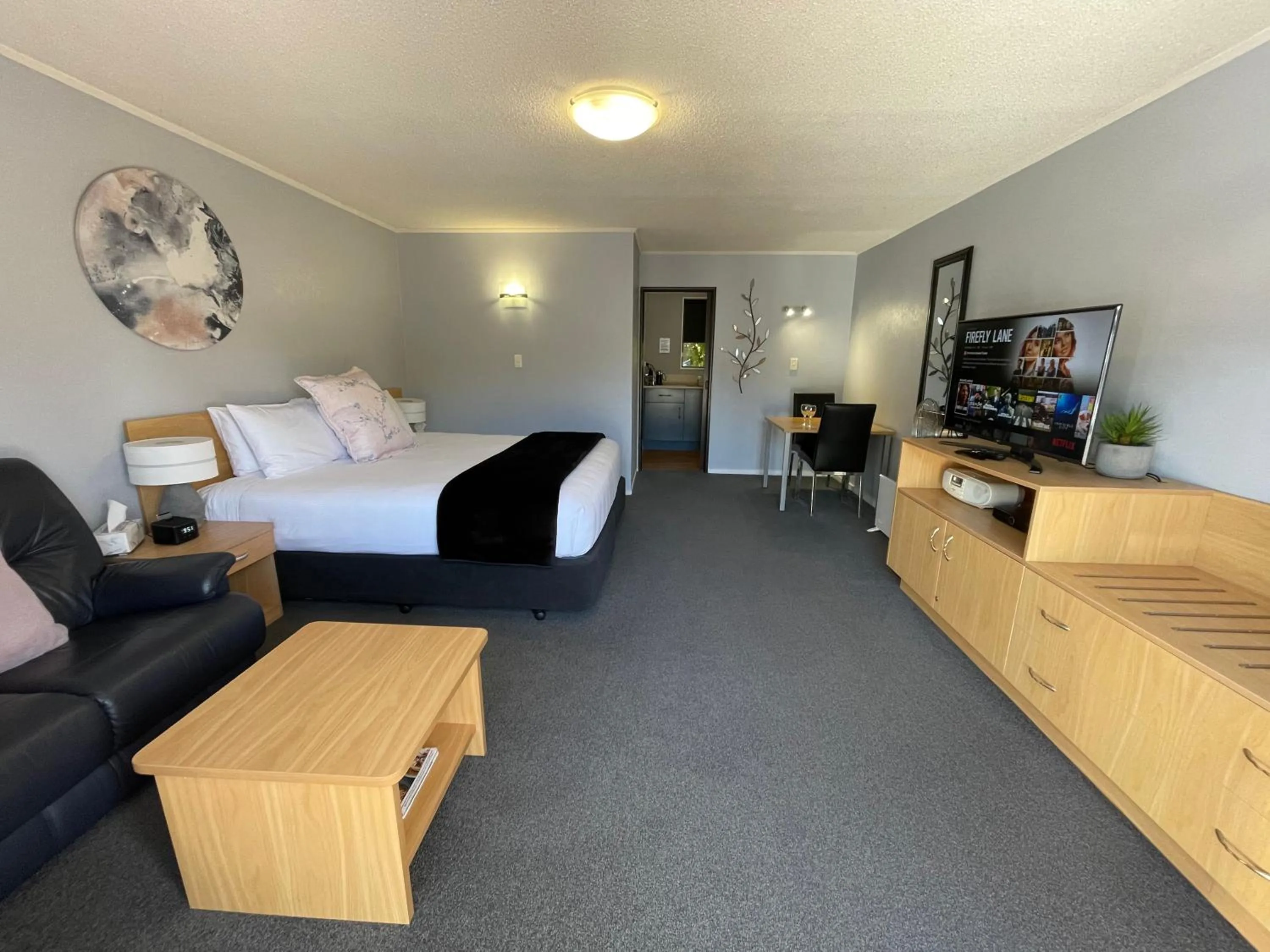 Photo of the whole room, Bed in Hacienda Motor Lodge