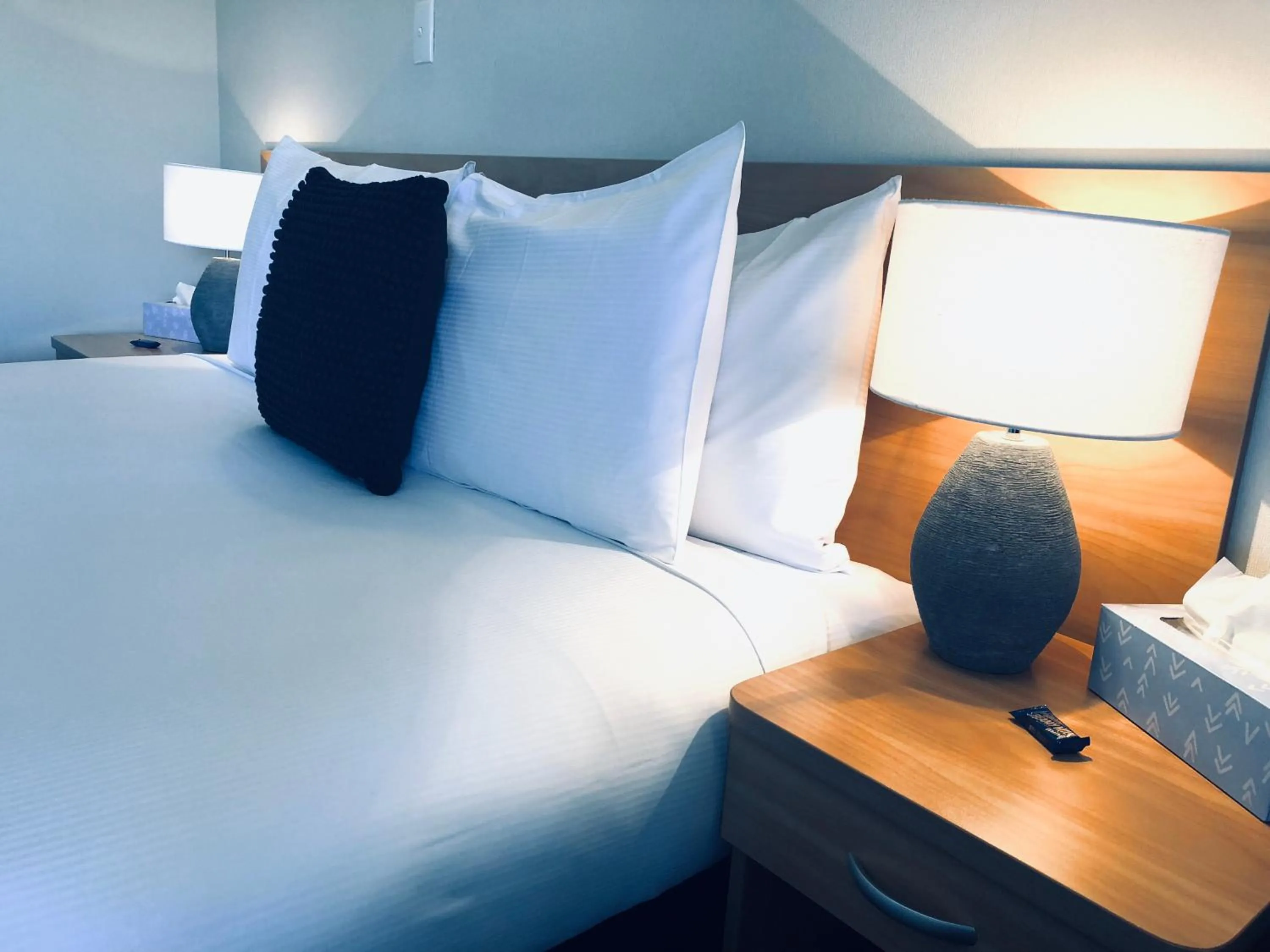 Bedroom, Bed in Hacienda Motor Lodge