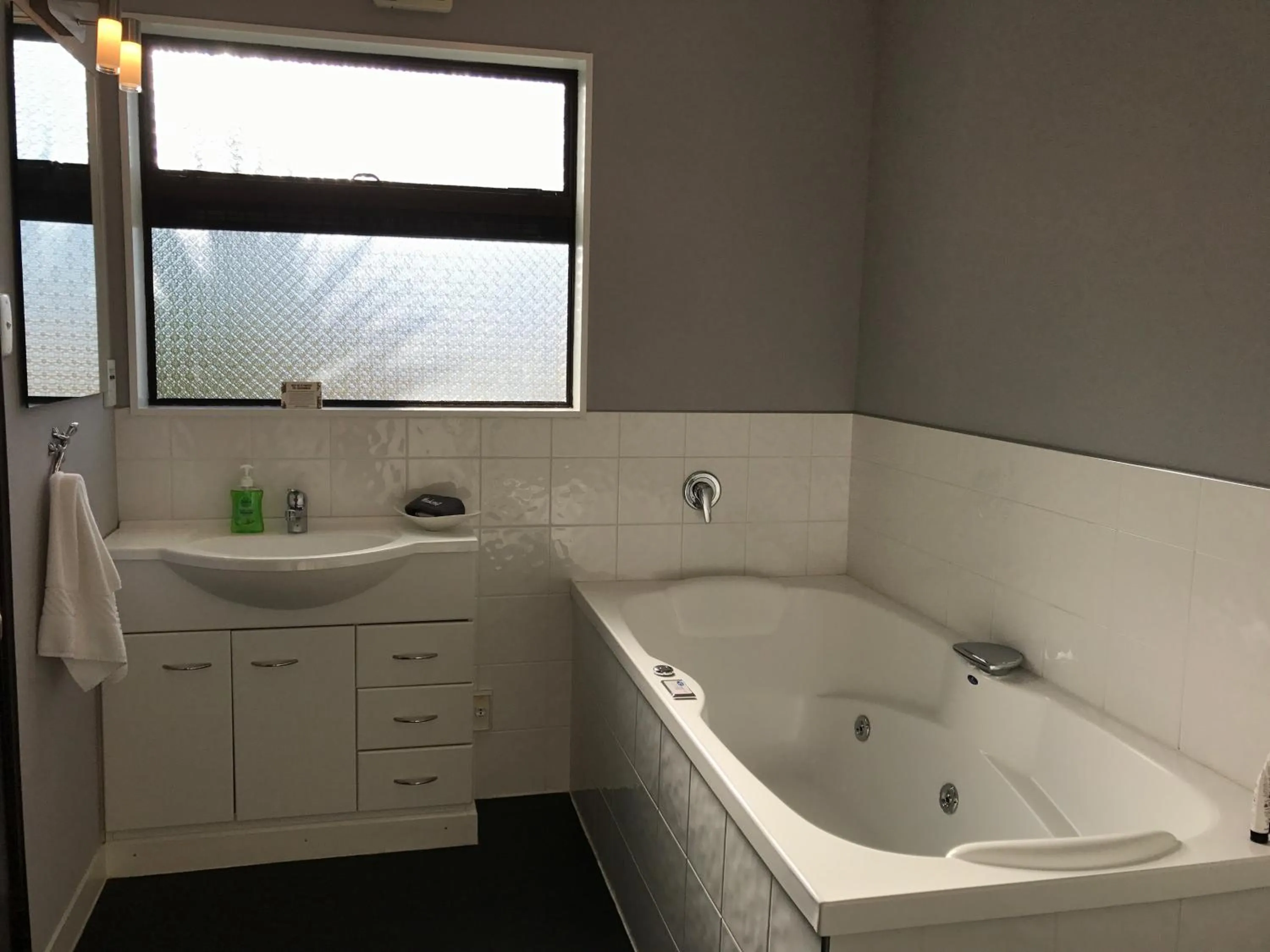 Bathroom in Hacienda Motor Lodge