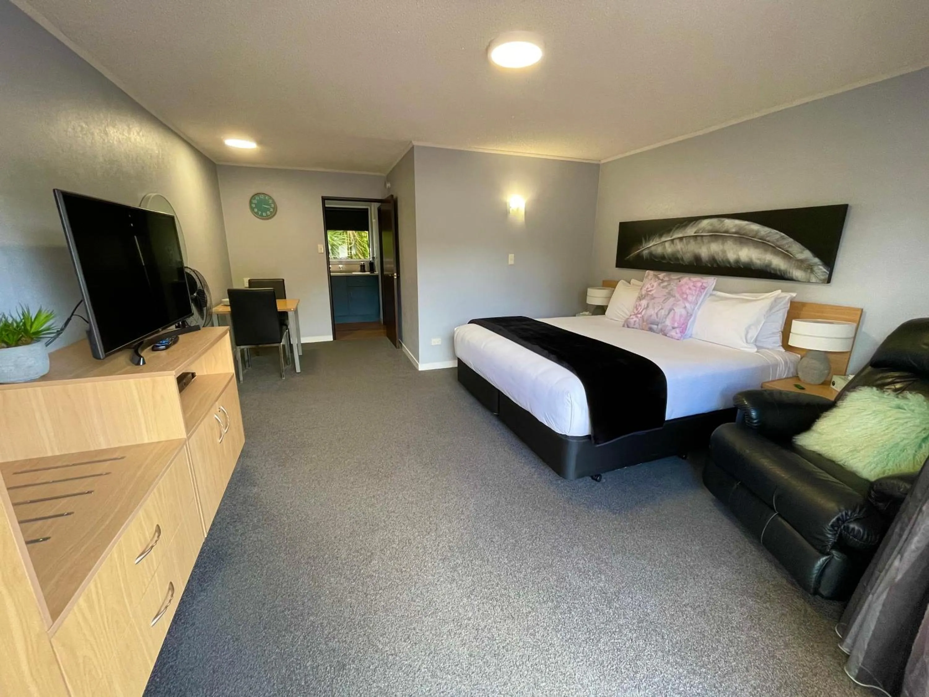 Bed in Hacienda Motor Lodge