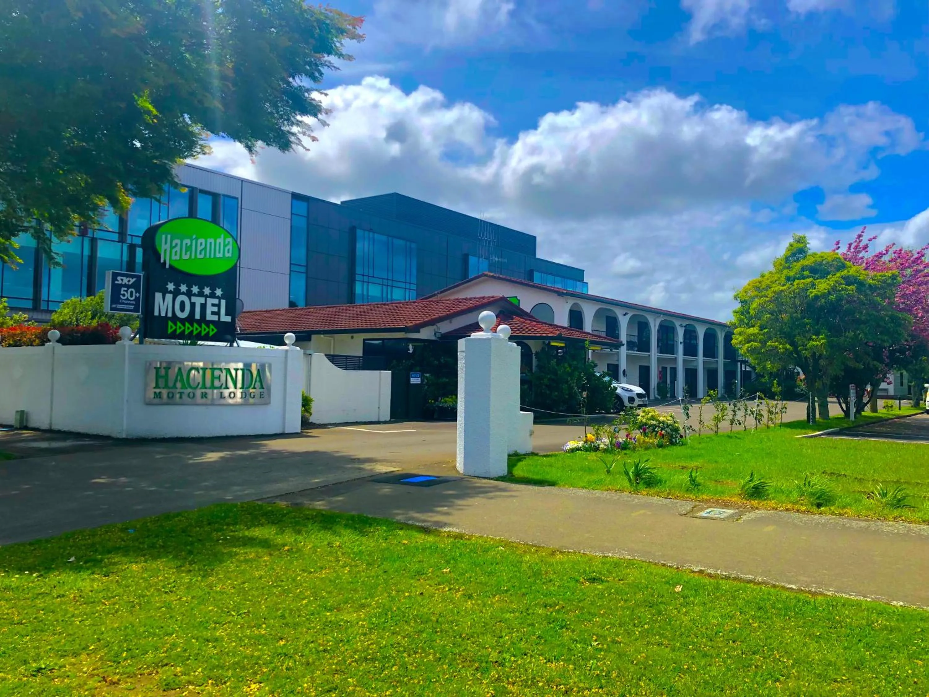 Facade/entrance in Hacienda Motor Lodge