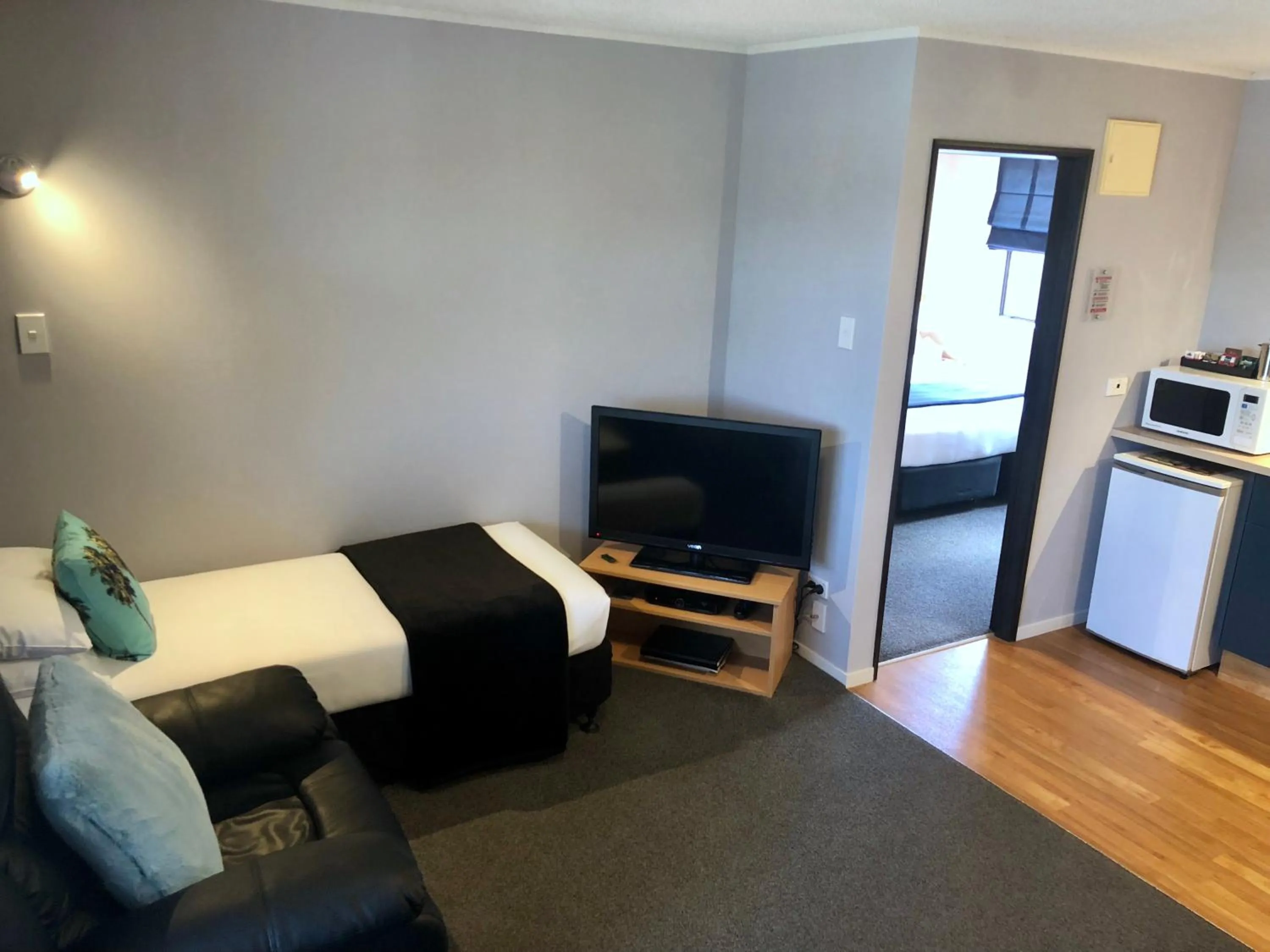 Living room, Bed in Hacienda Motor Lodge