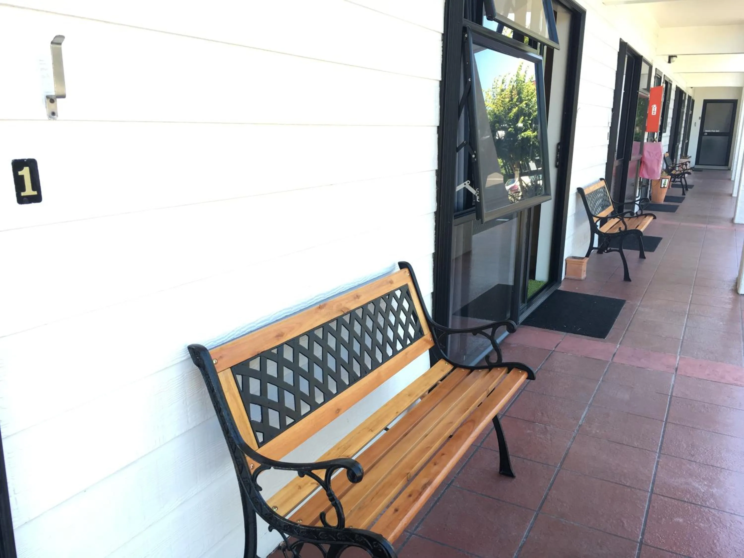 Facade/entrance in Hacienda Motor Lodge