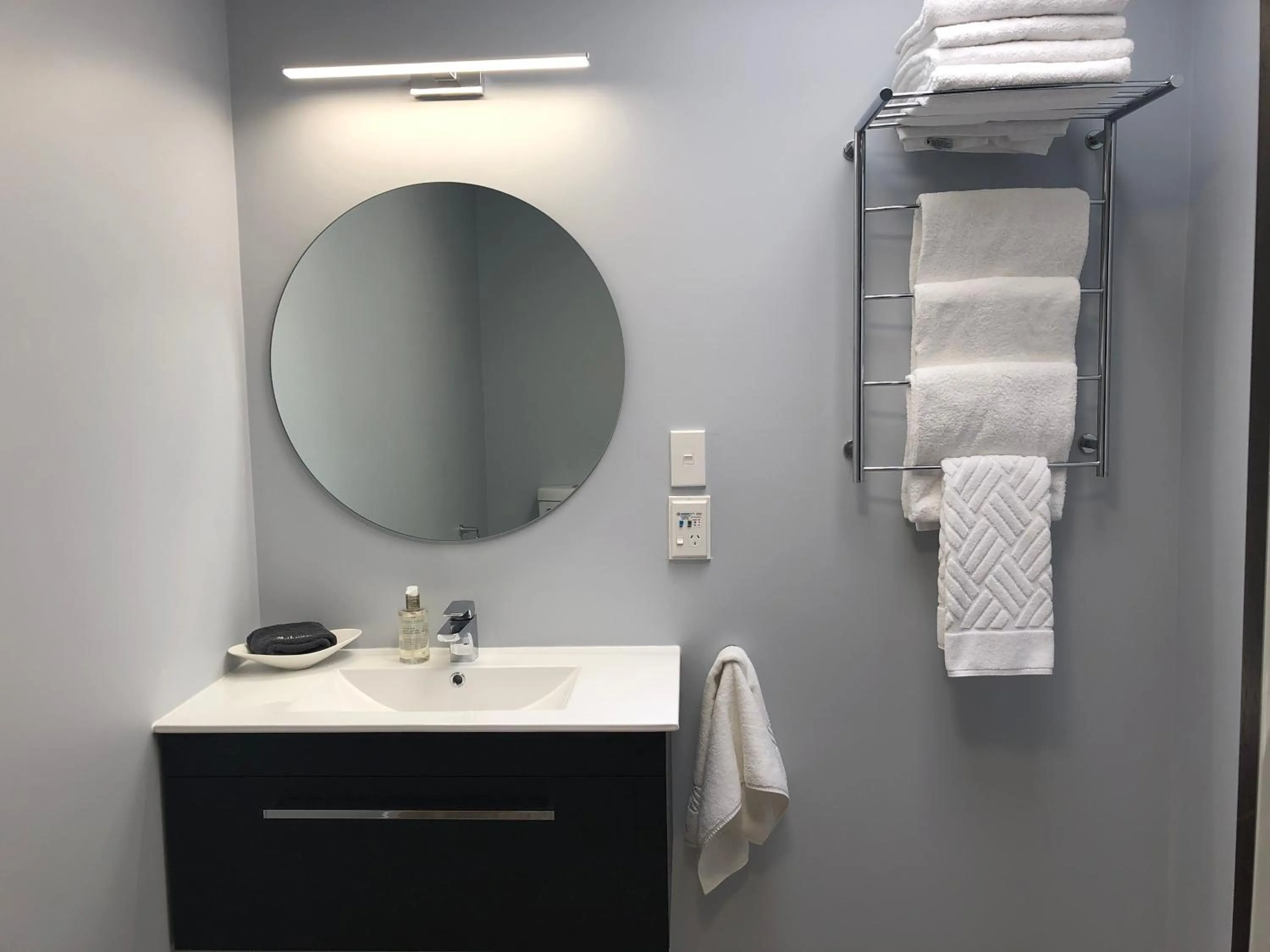 Bathroom in Hacienda Motor Lodge