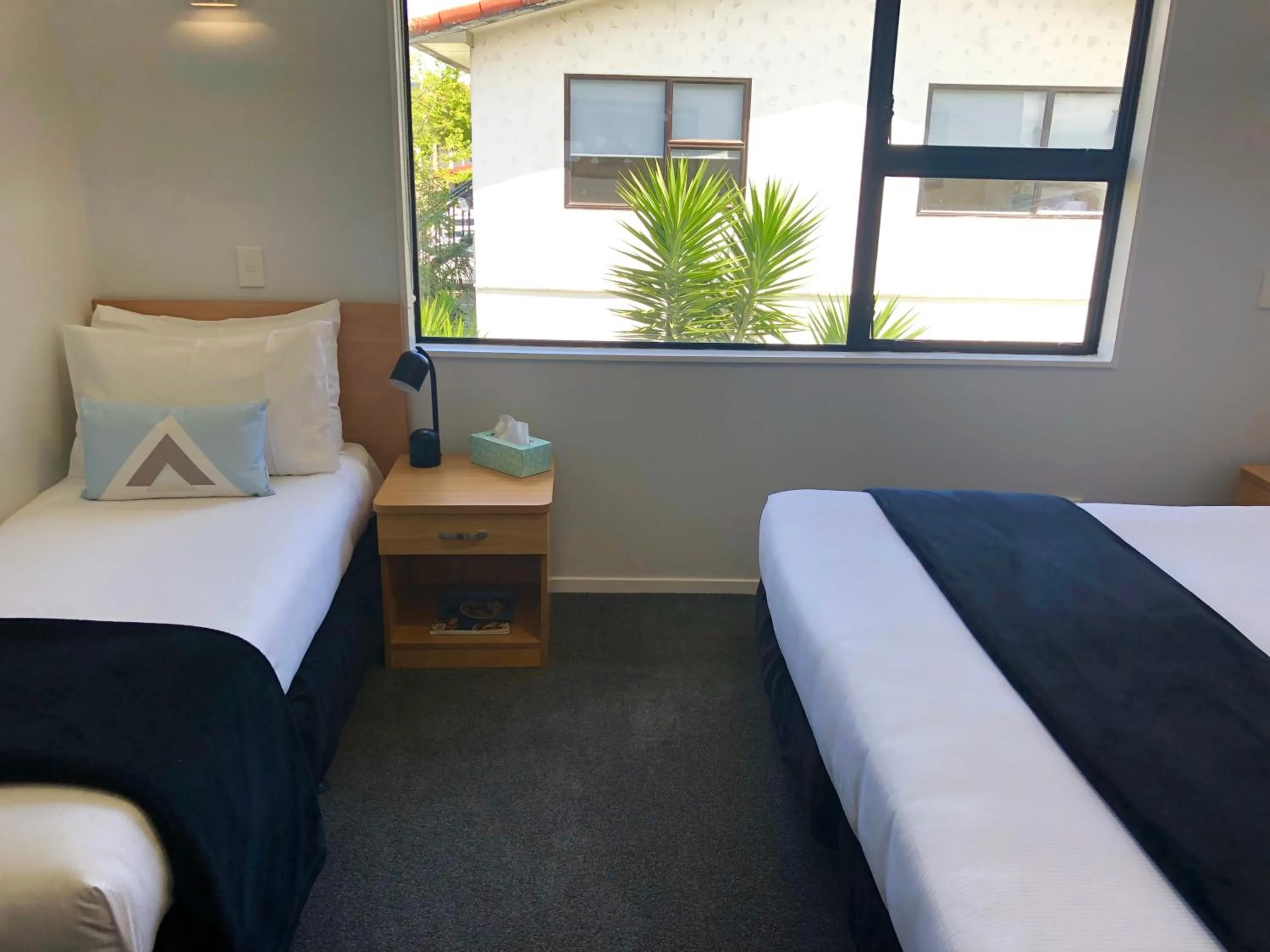 Bedroom, Bed in Hacienda Motor Lodge