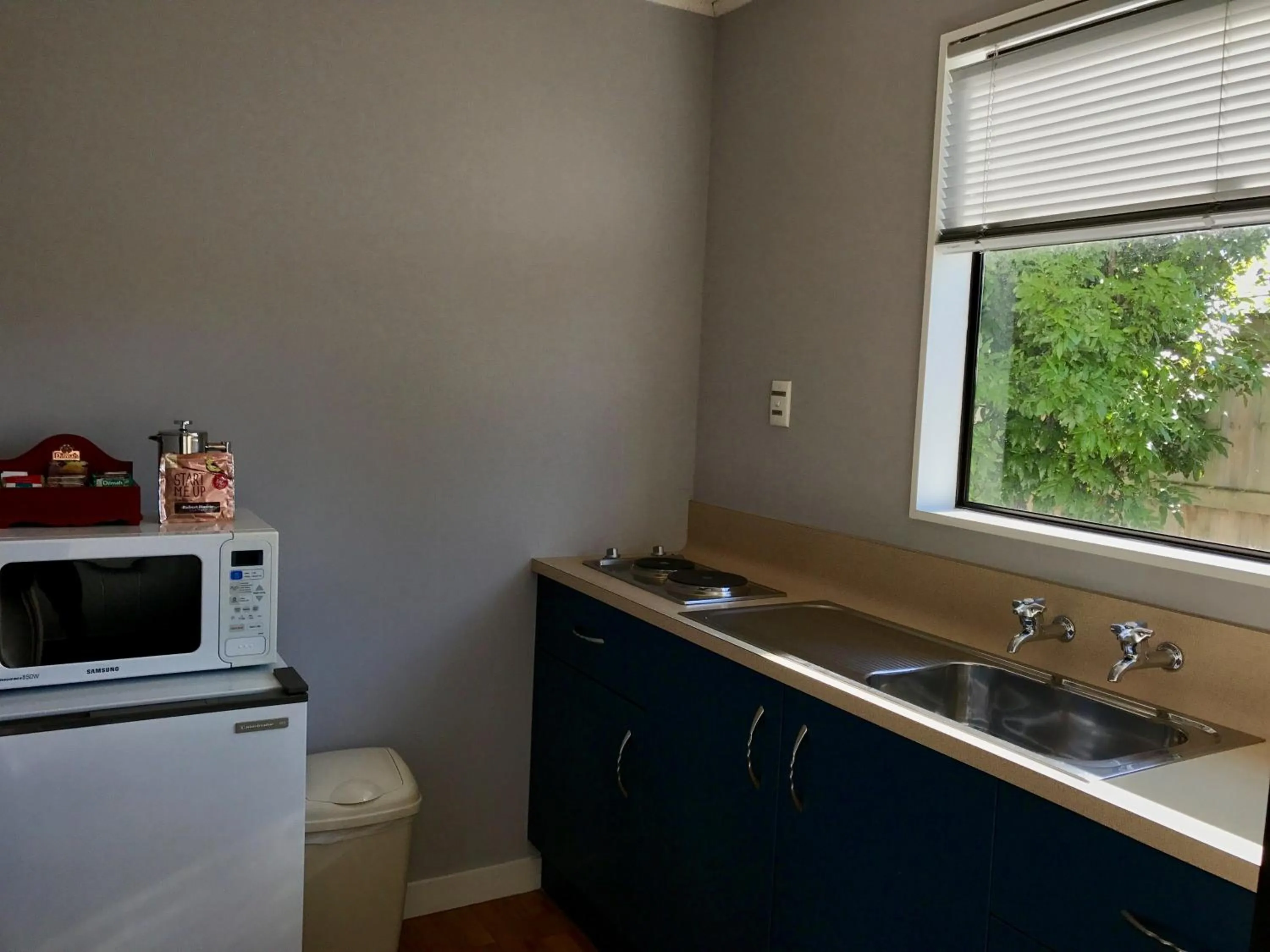 Kitchen or kitchenette in Hacienda Motor Lodge