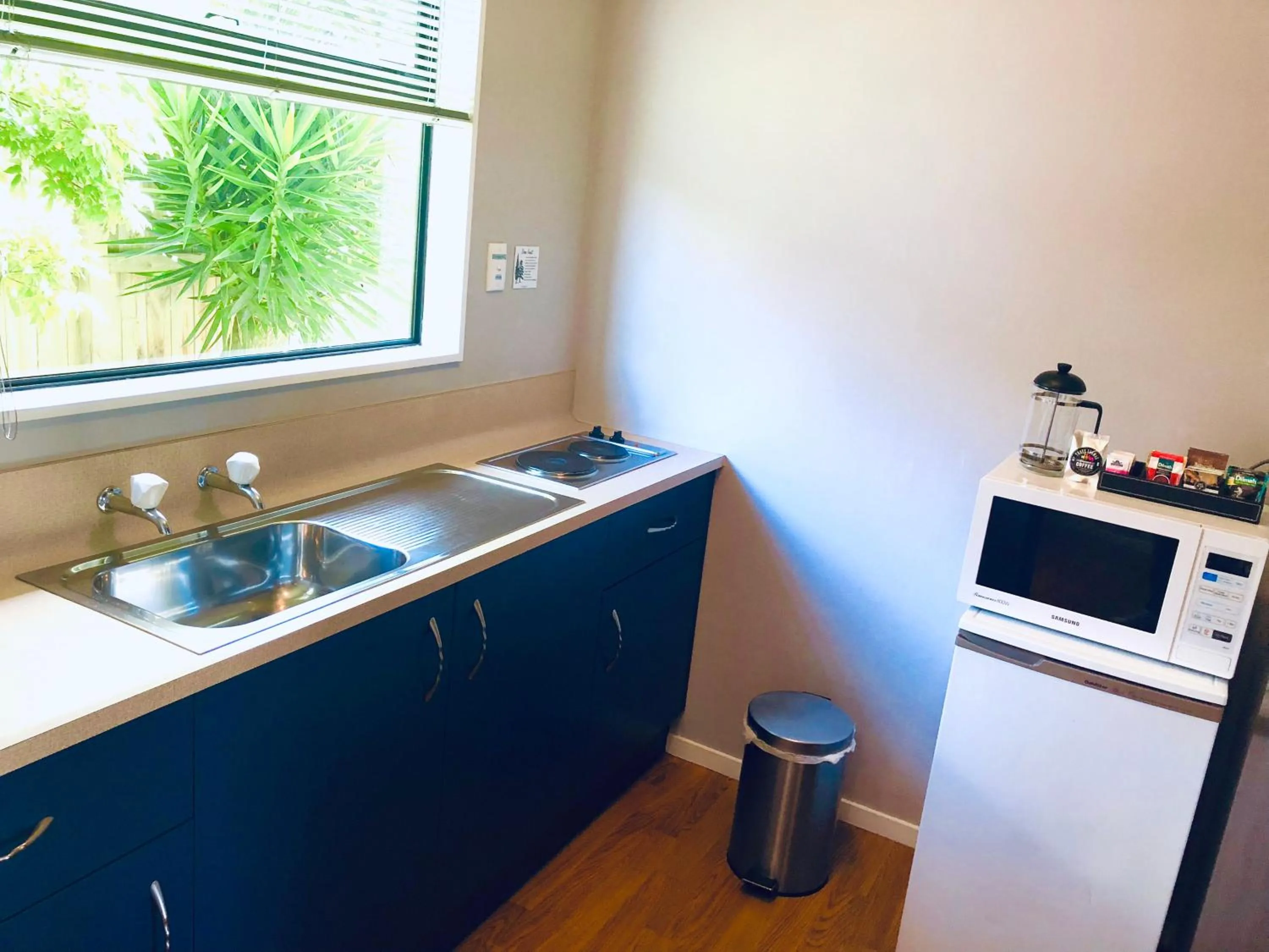 Kitchen or kitchenette in Hacienda Motor Lodge