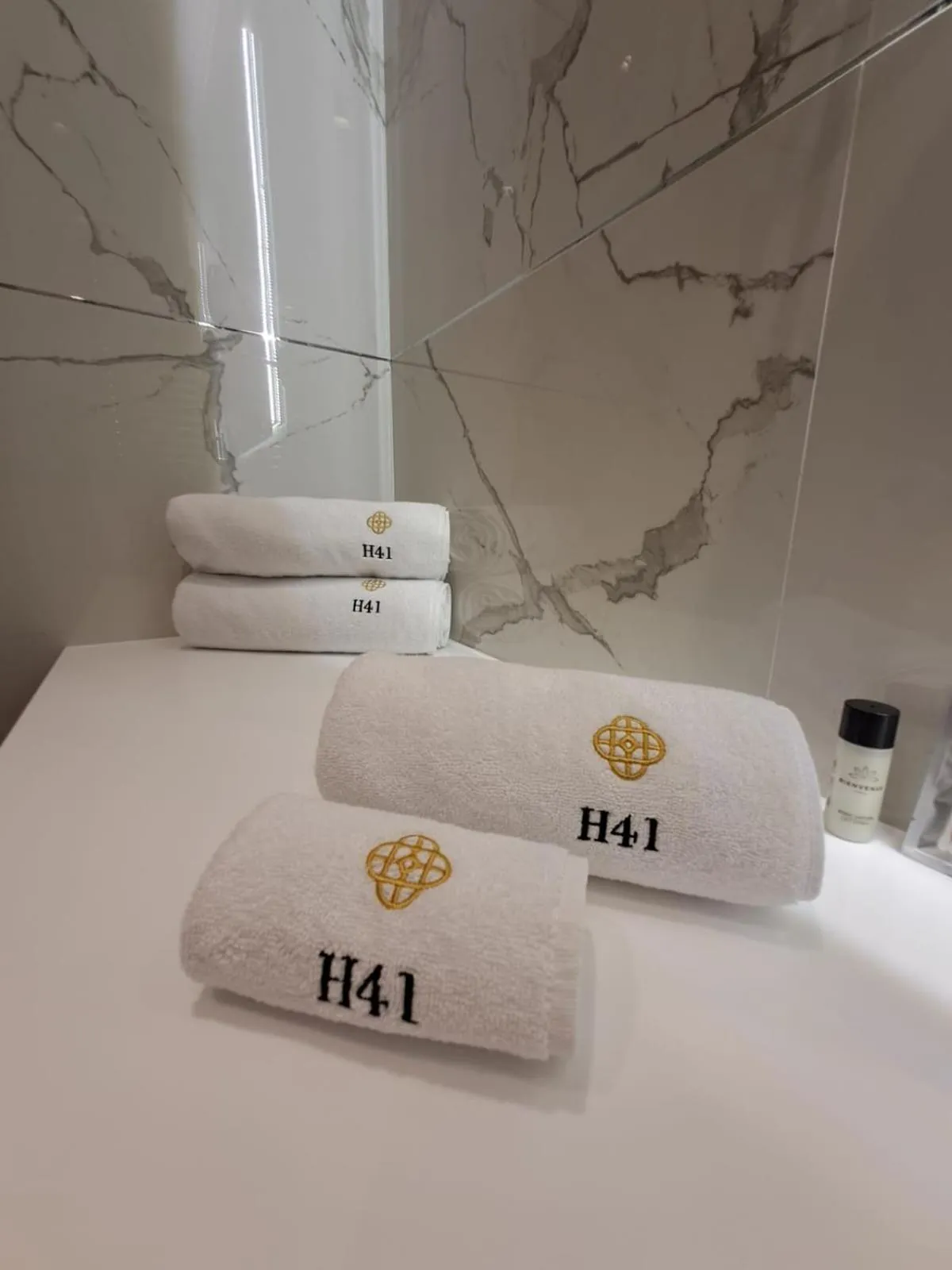 Bathroom, Bed in H41 Luxury Suites