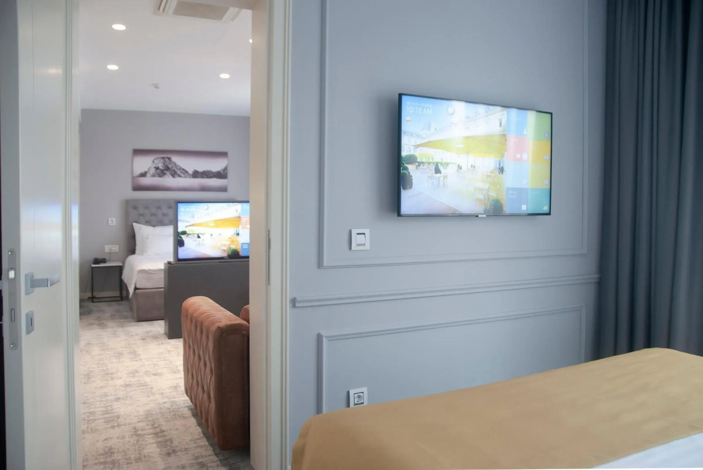 TV and multimedia, Bed in H41 Luxury Suites