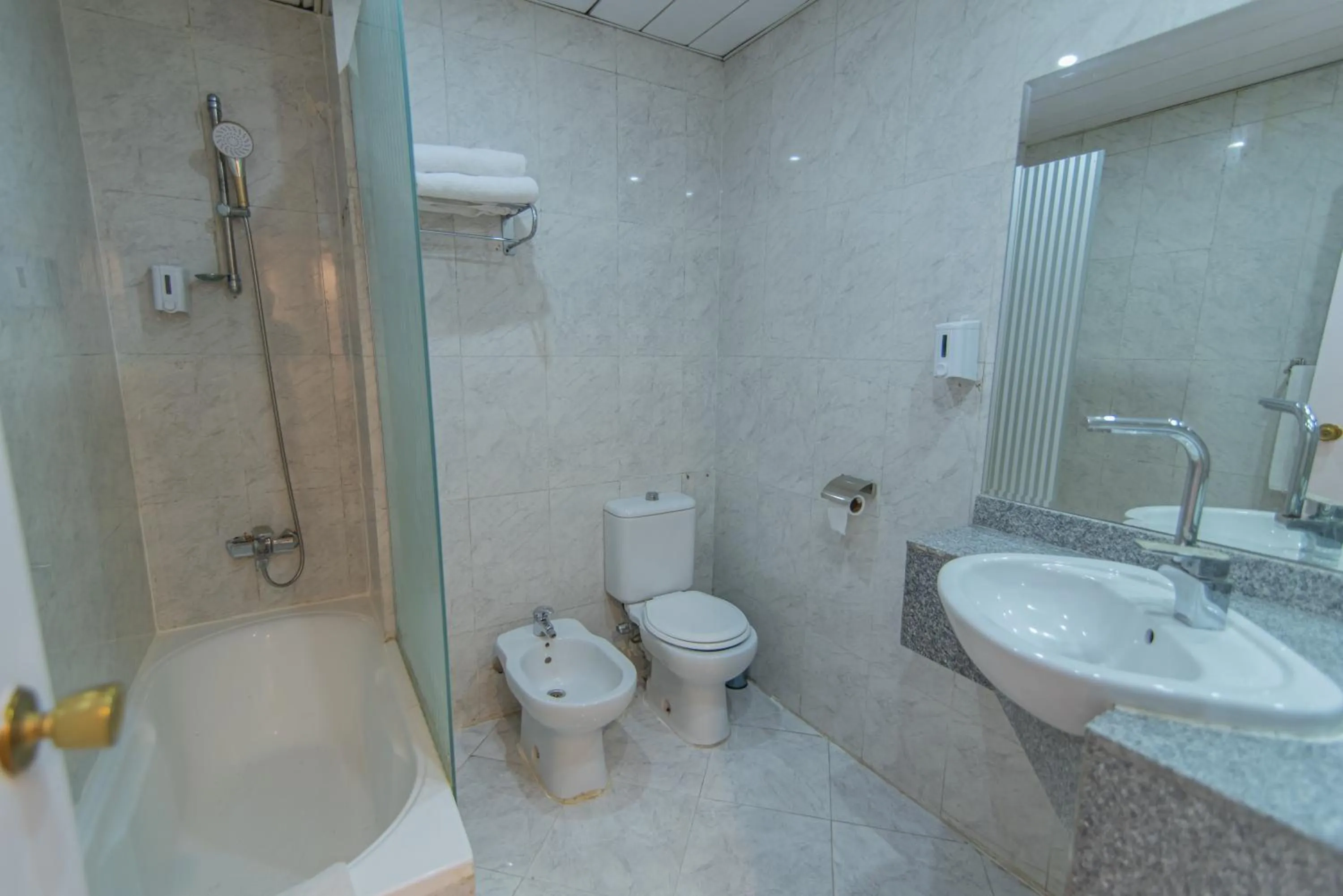 Toilet in Dexon Roma Hotel