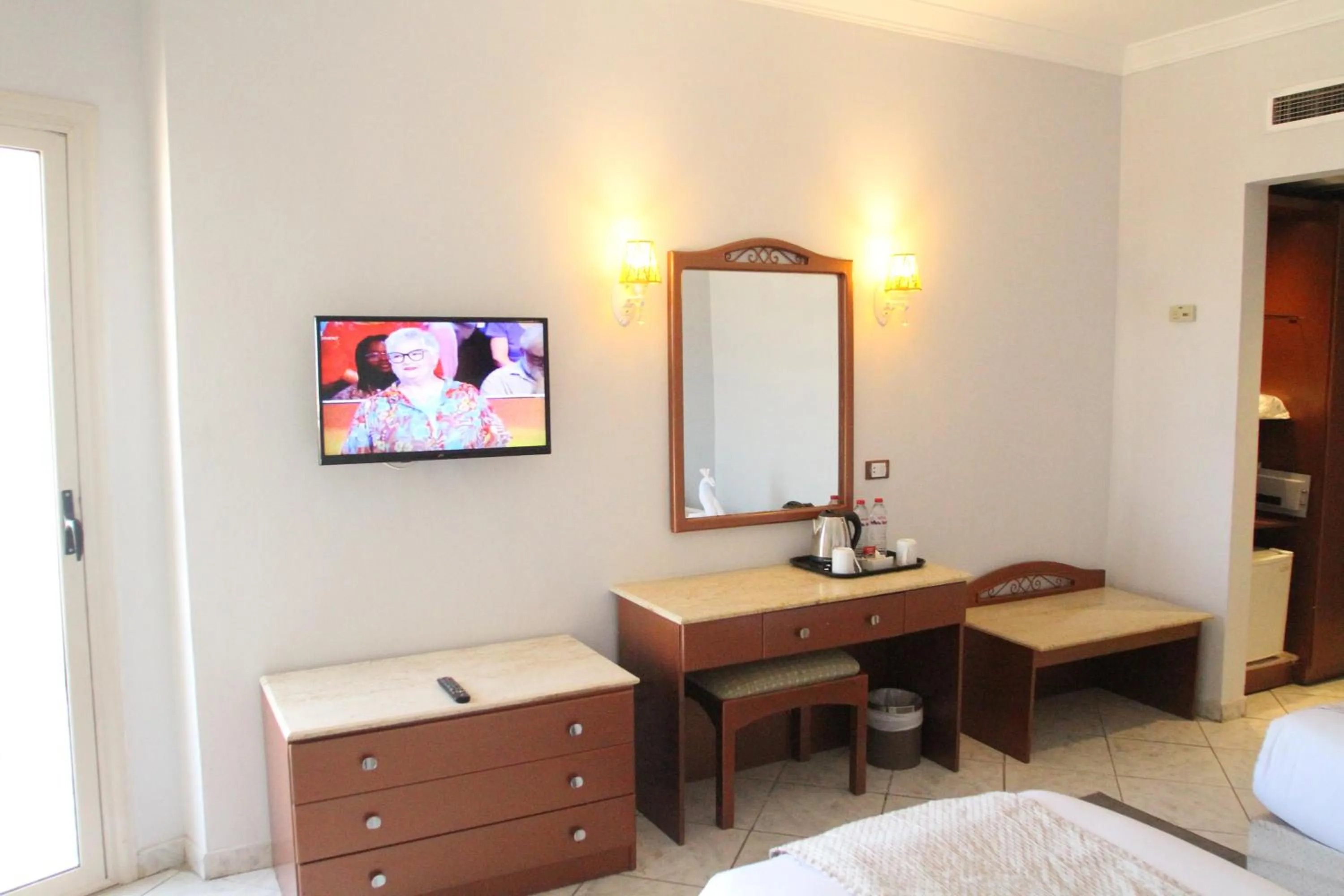 TV and multimedia, Bed in Dexon Roma Hotel