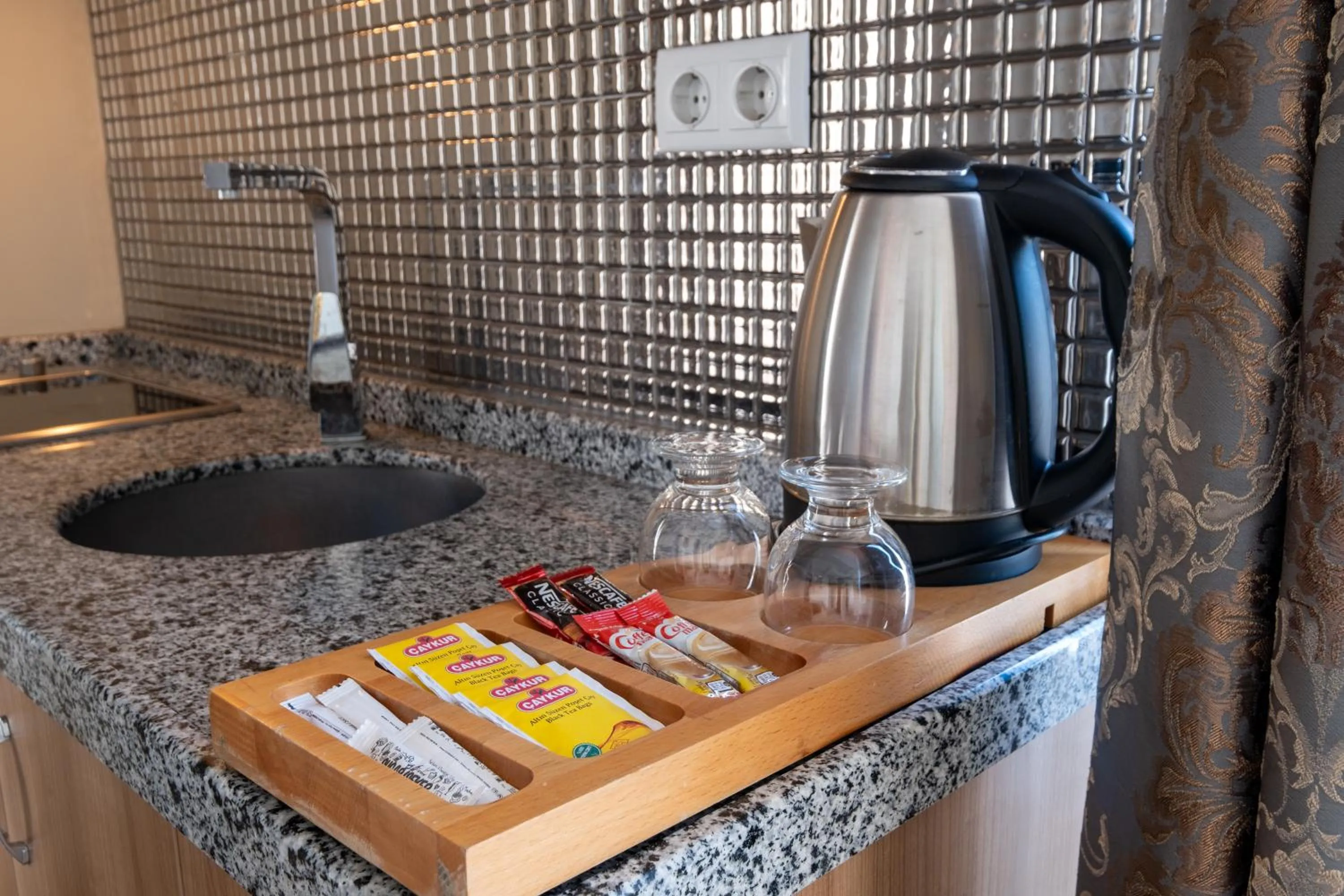Coffee/tea facilities in Lavin Hotel & Suites