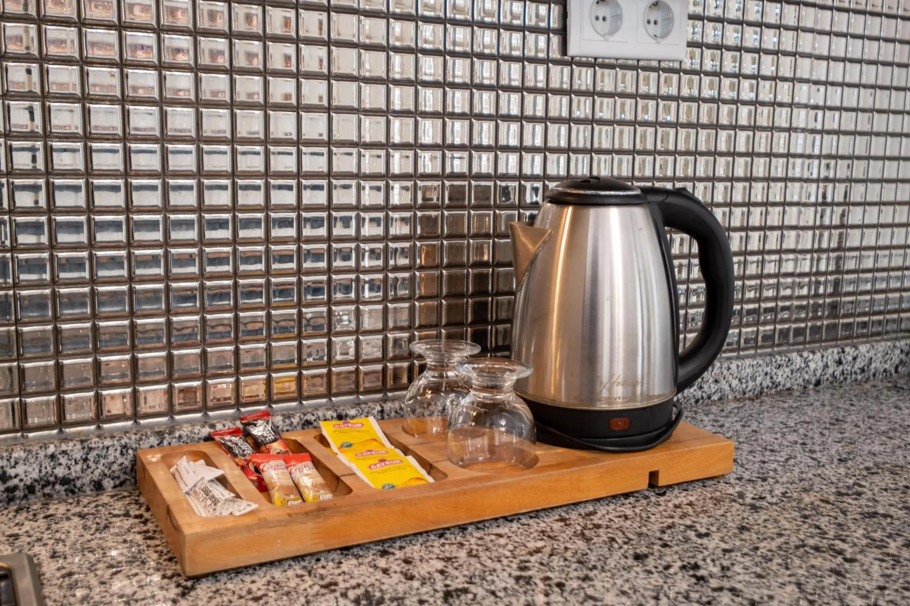 Coffee/tea facilities in Lavin Hotel & Suites