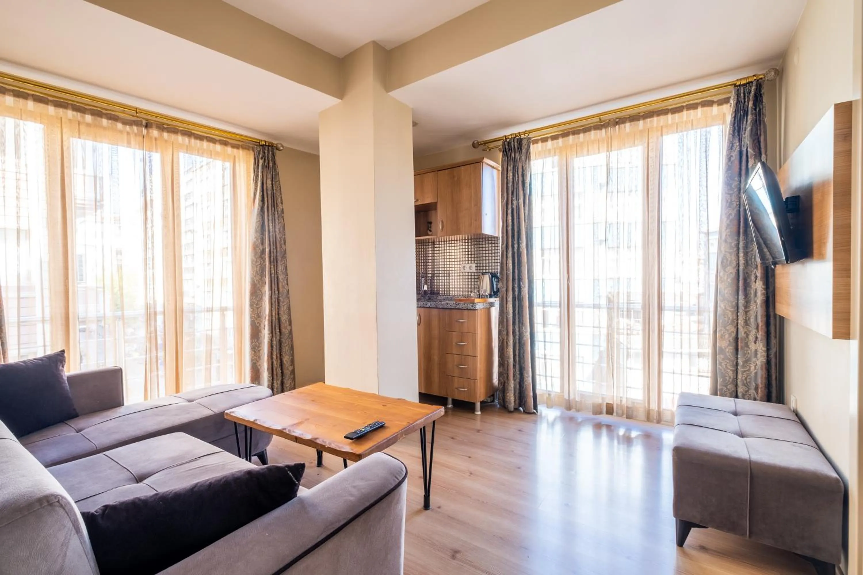 Communal lounge/ TV room in Lavin Hotel & Suites