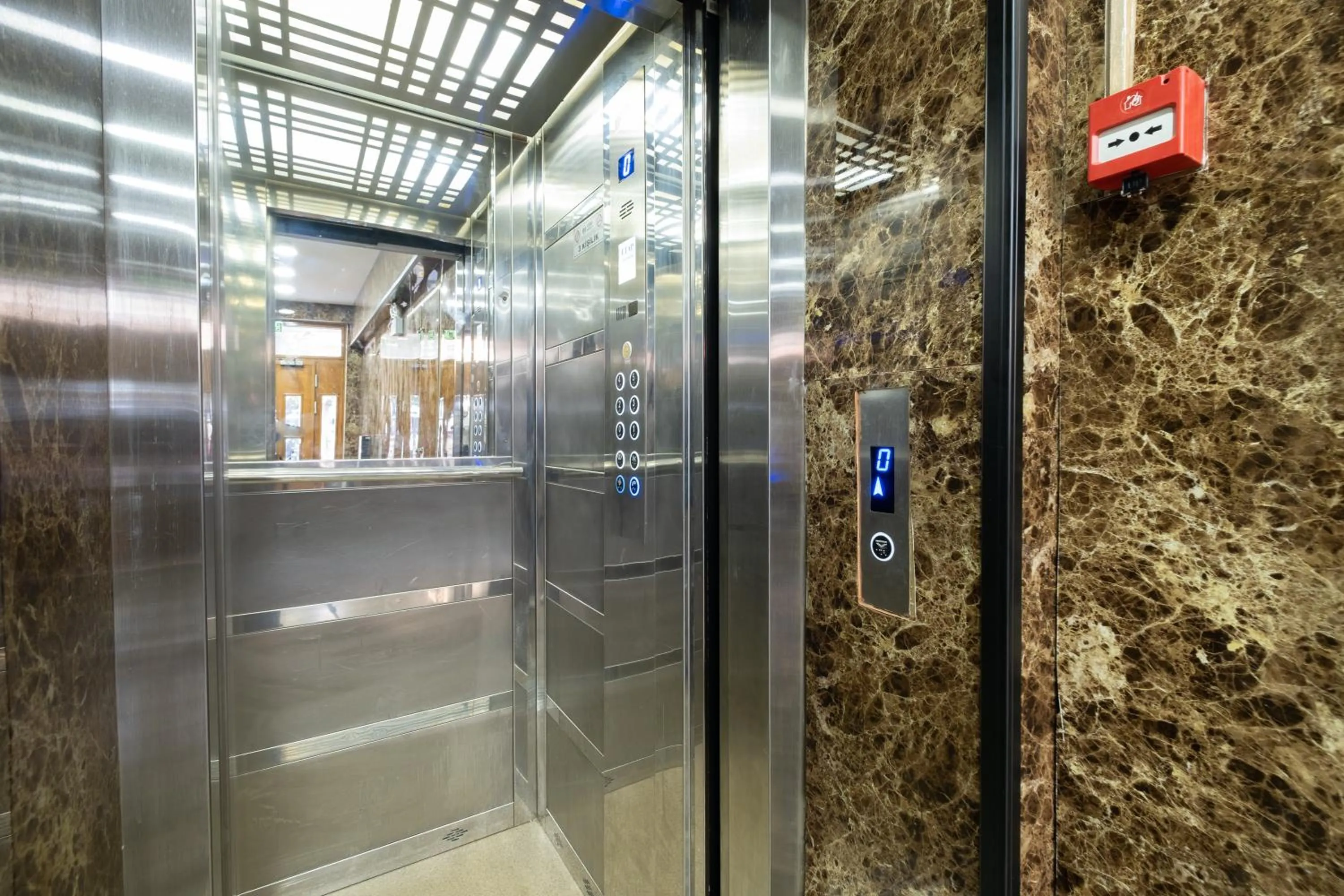 elevator in Lavin Hotel & Suites