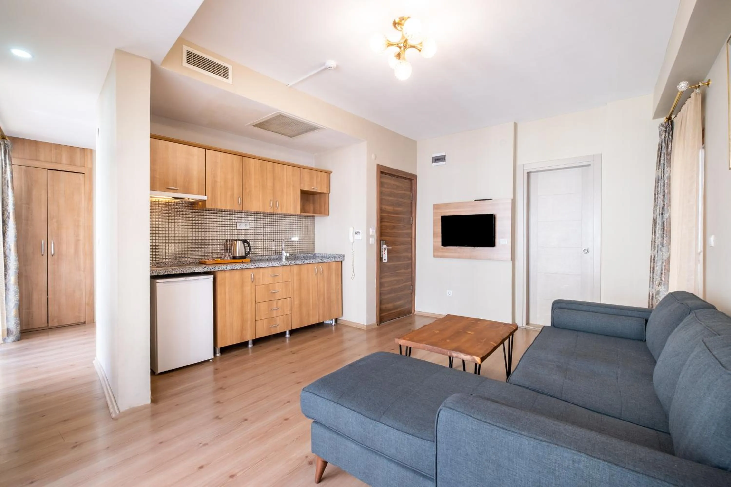 Communal lounge/ TV room in Lavin Hotel & Suites