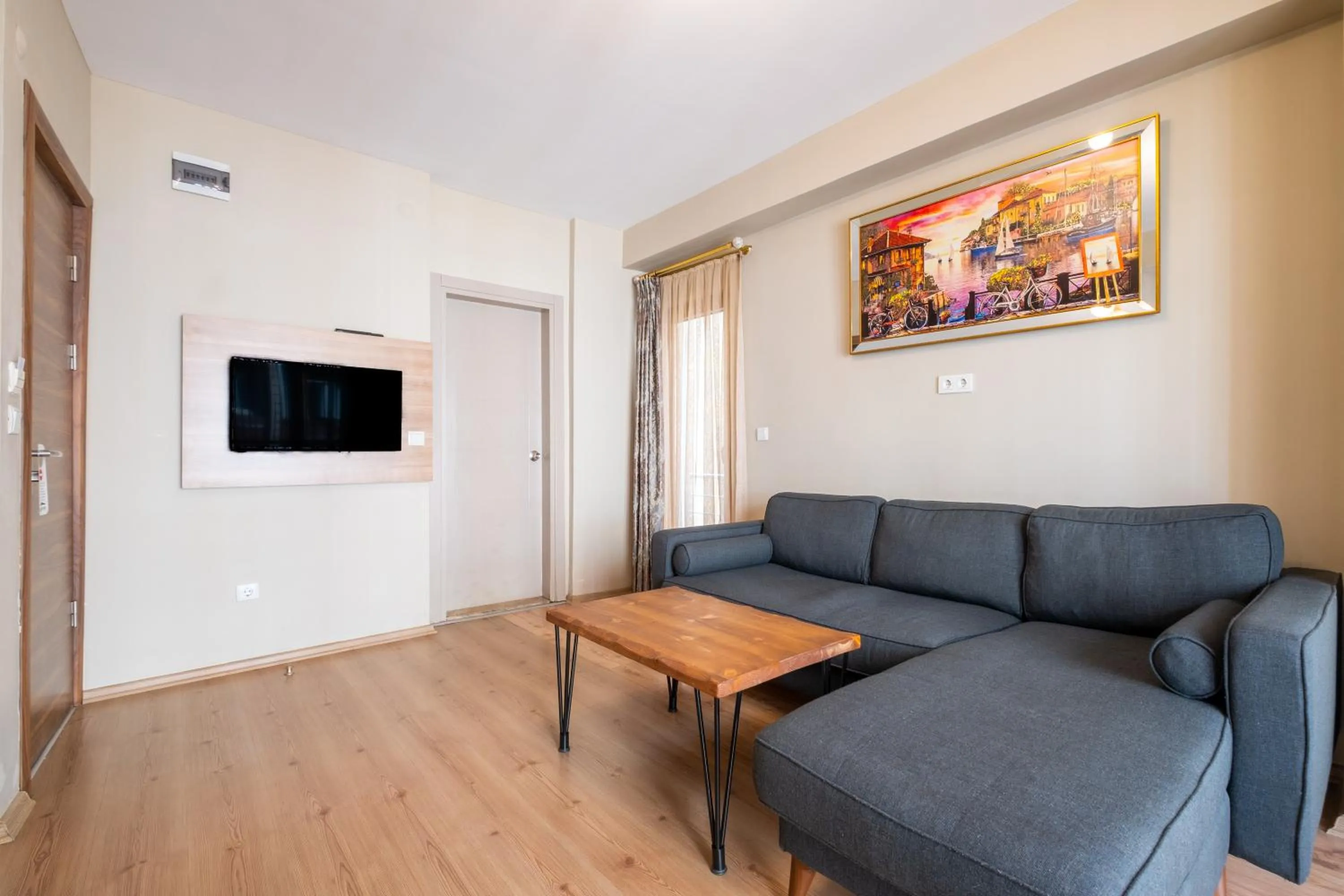 Communal lounge/ TV room in Lavin Hotel & Suites