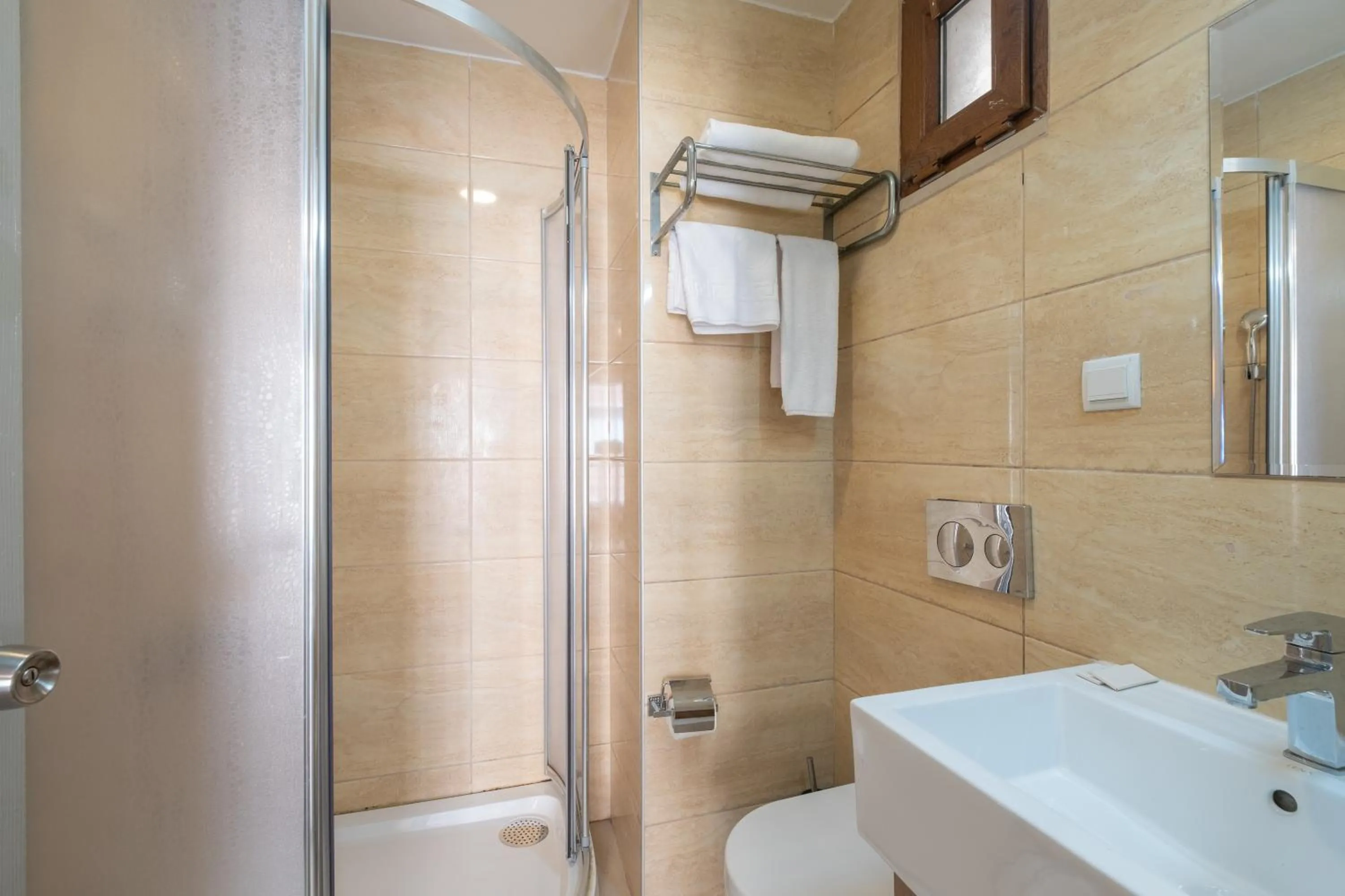 Shower in Lavin Hotel & Suites