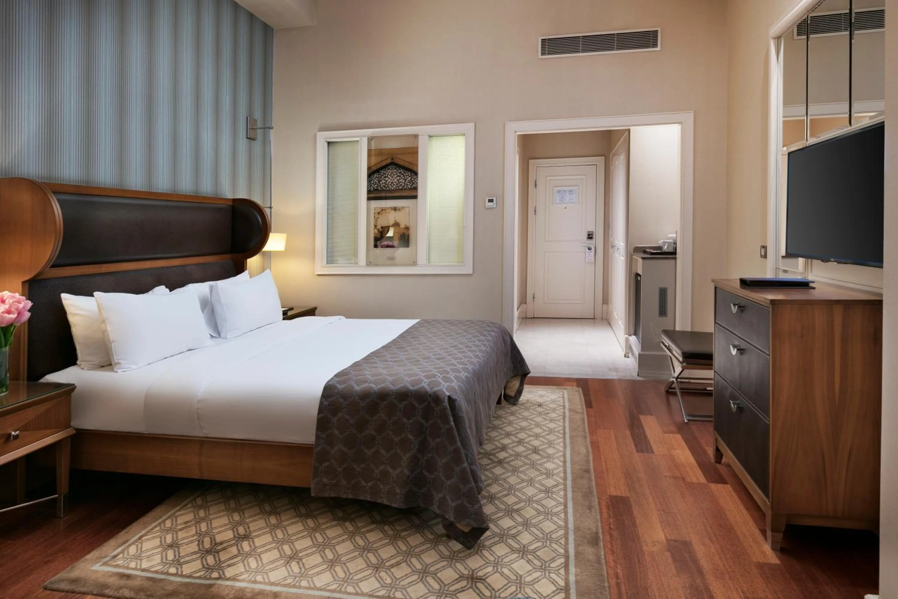 Photo of the whole room, Bed in Titanic Business Kartal