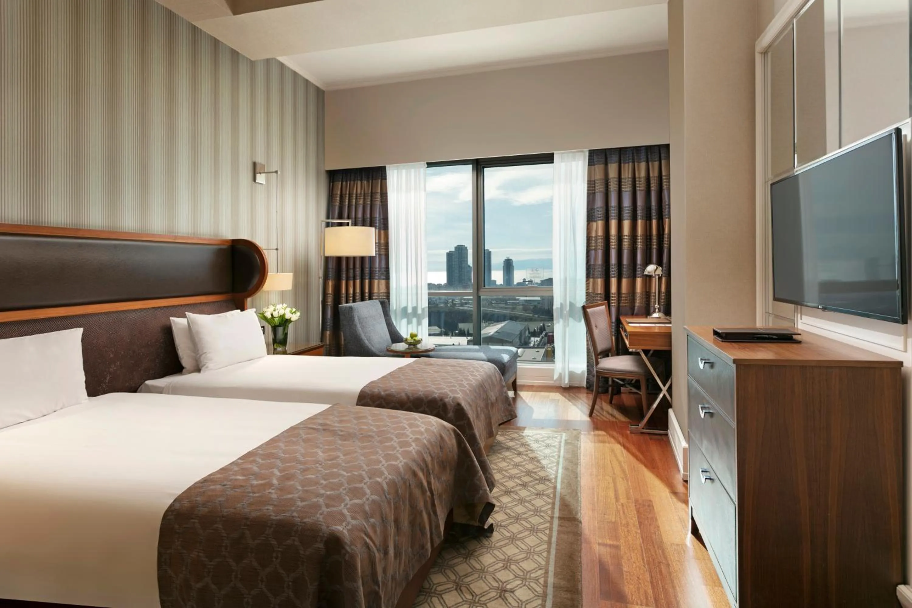 Photo of the whole room, Bed in Titanic Business Kartal