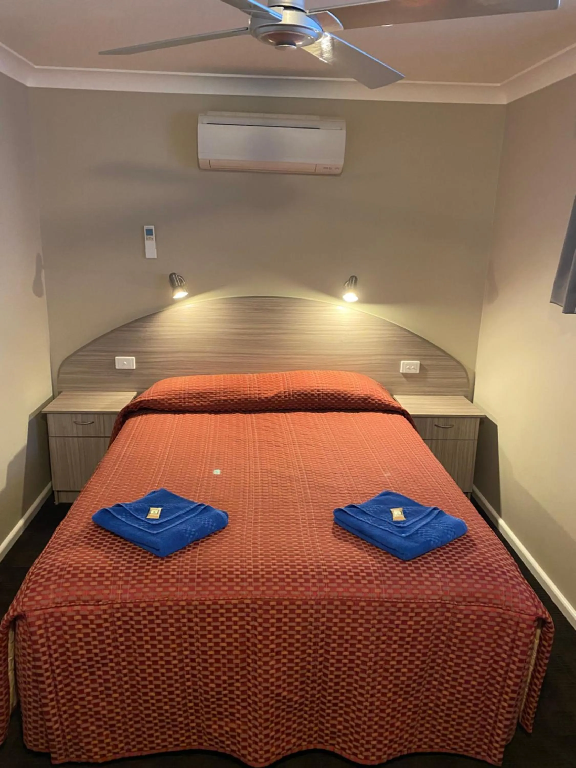 Bed in Bellview Motel