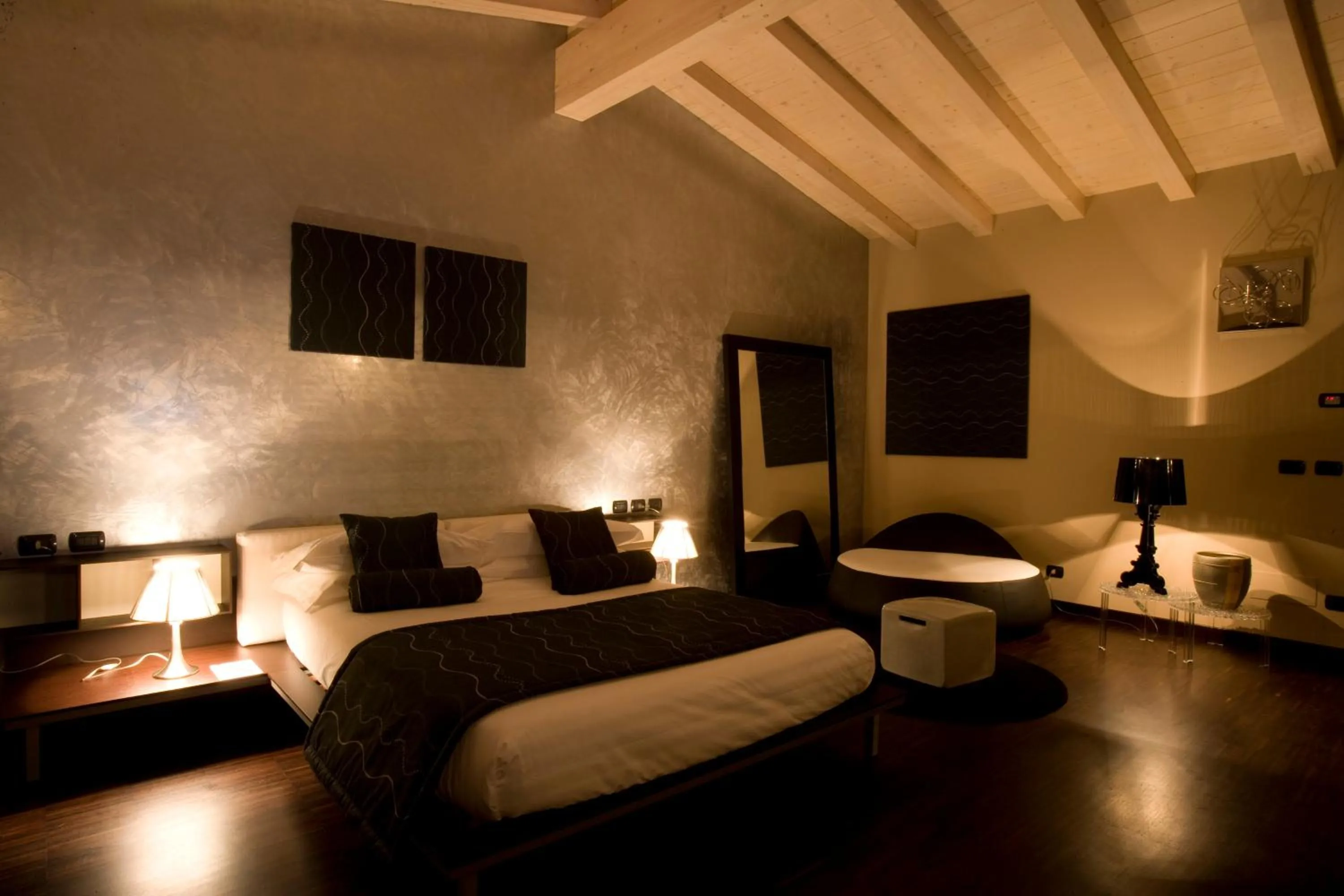 Bedroom, Bed in OneMhotel