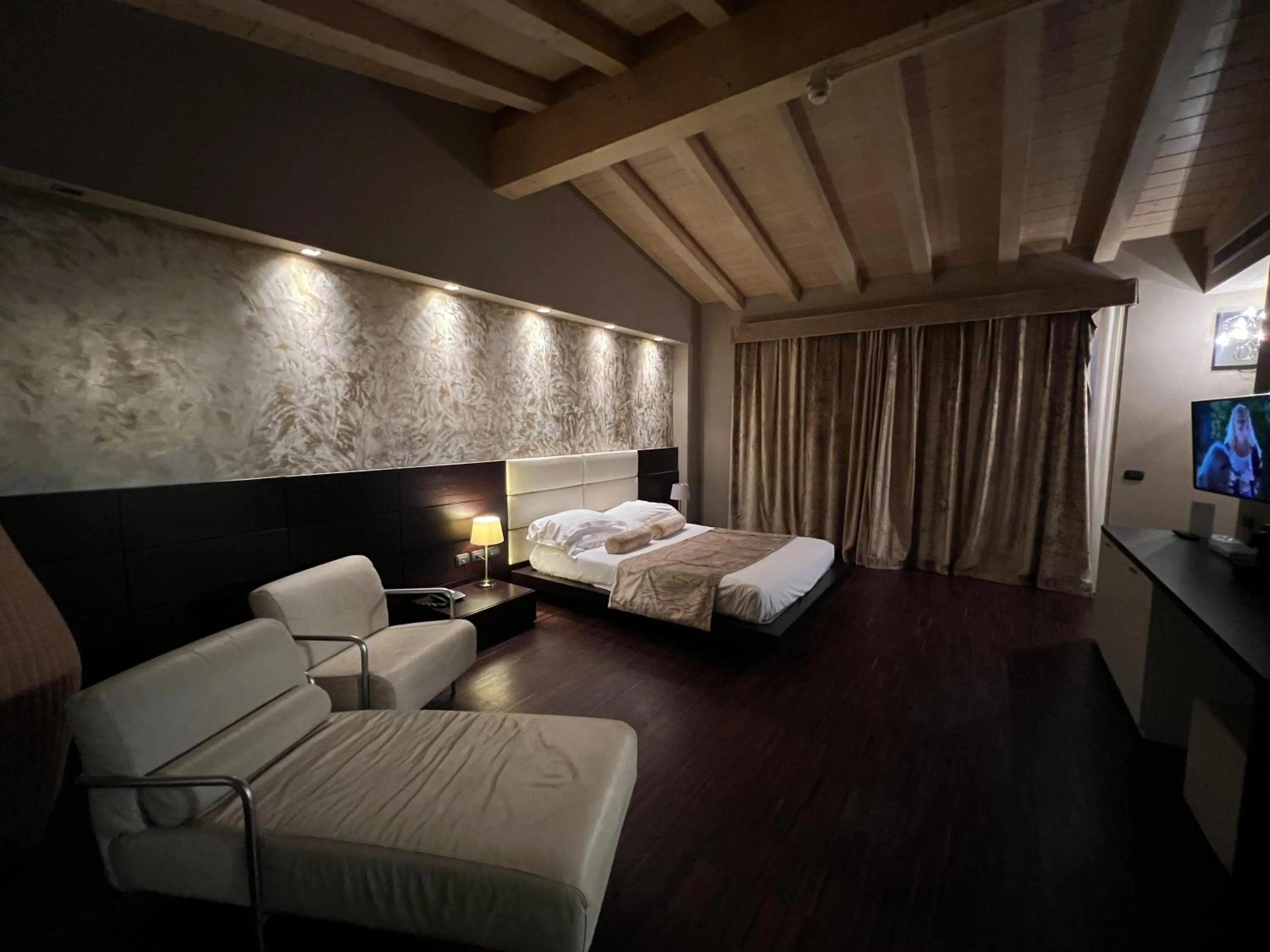 Bedroom, Bed in OneMhotel