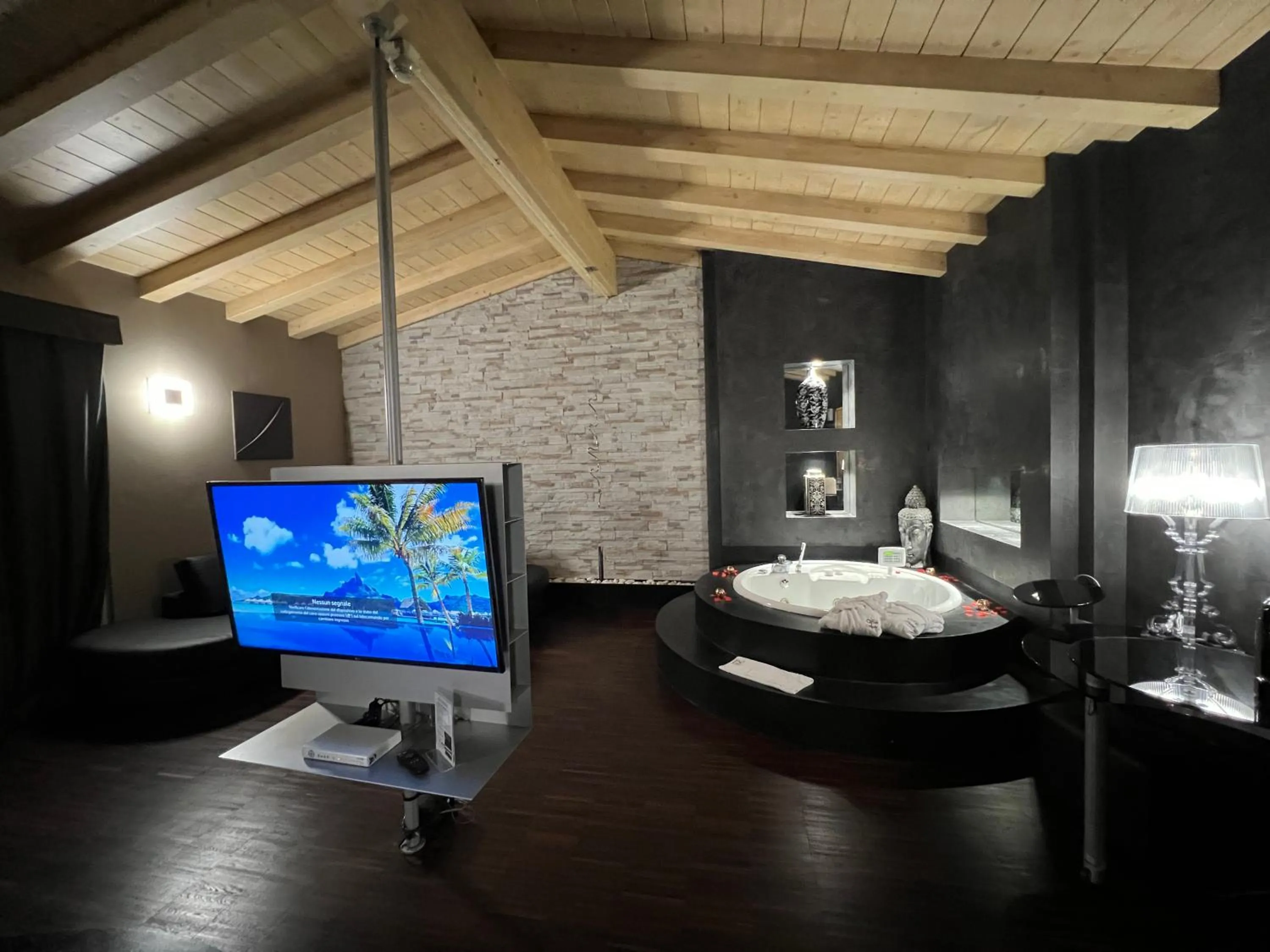 Hot Tub in OneMhotel