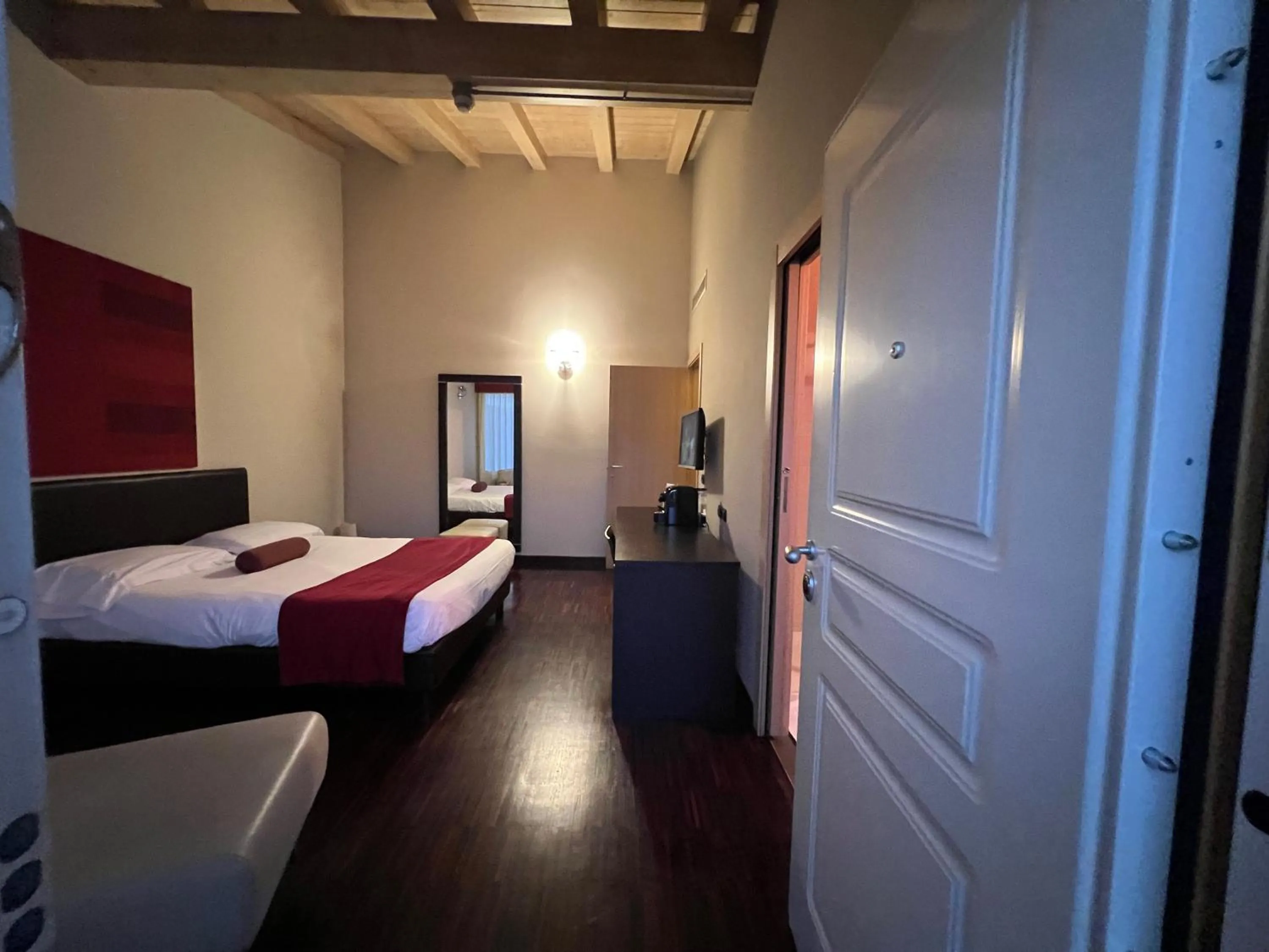 Photo of the whole room, Bed in OneMhotel