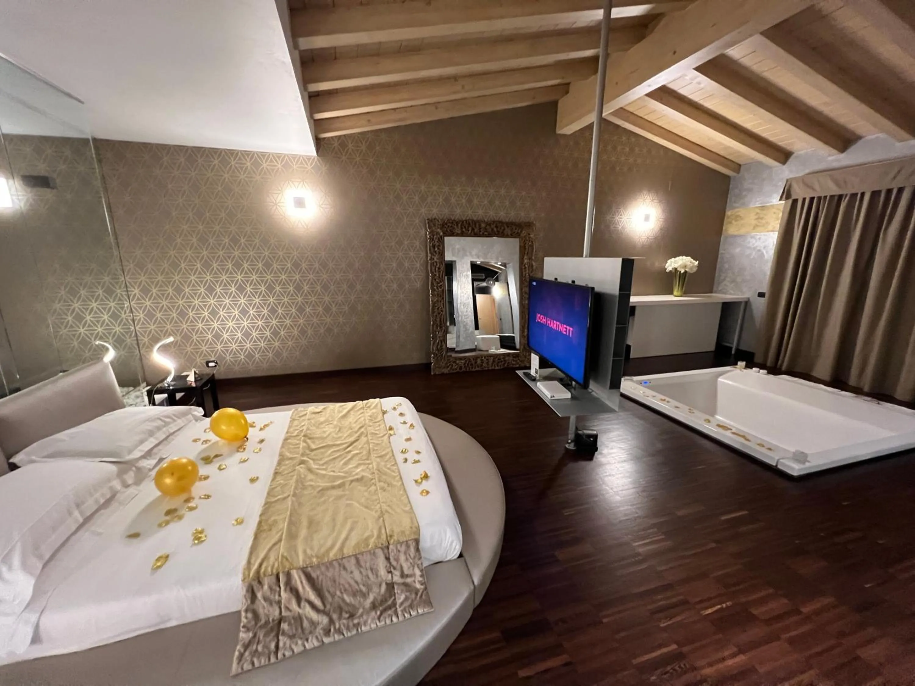 Photo of the whole room, Bed in OneMhotel