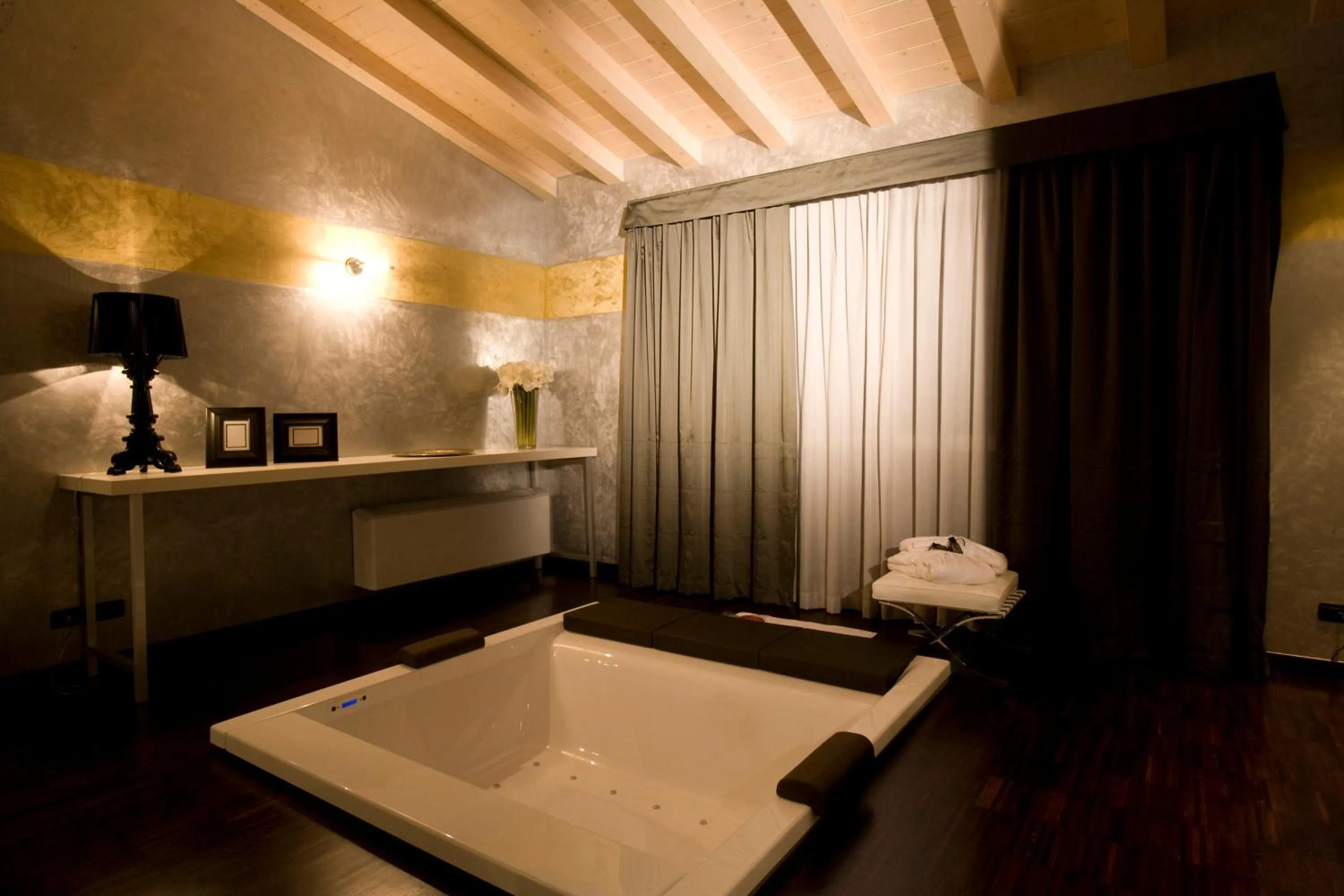 Hot Tub, Bed in OneMhotel
