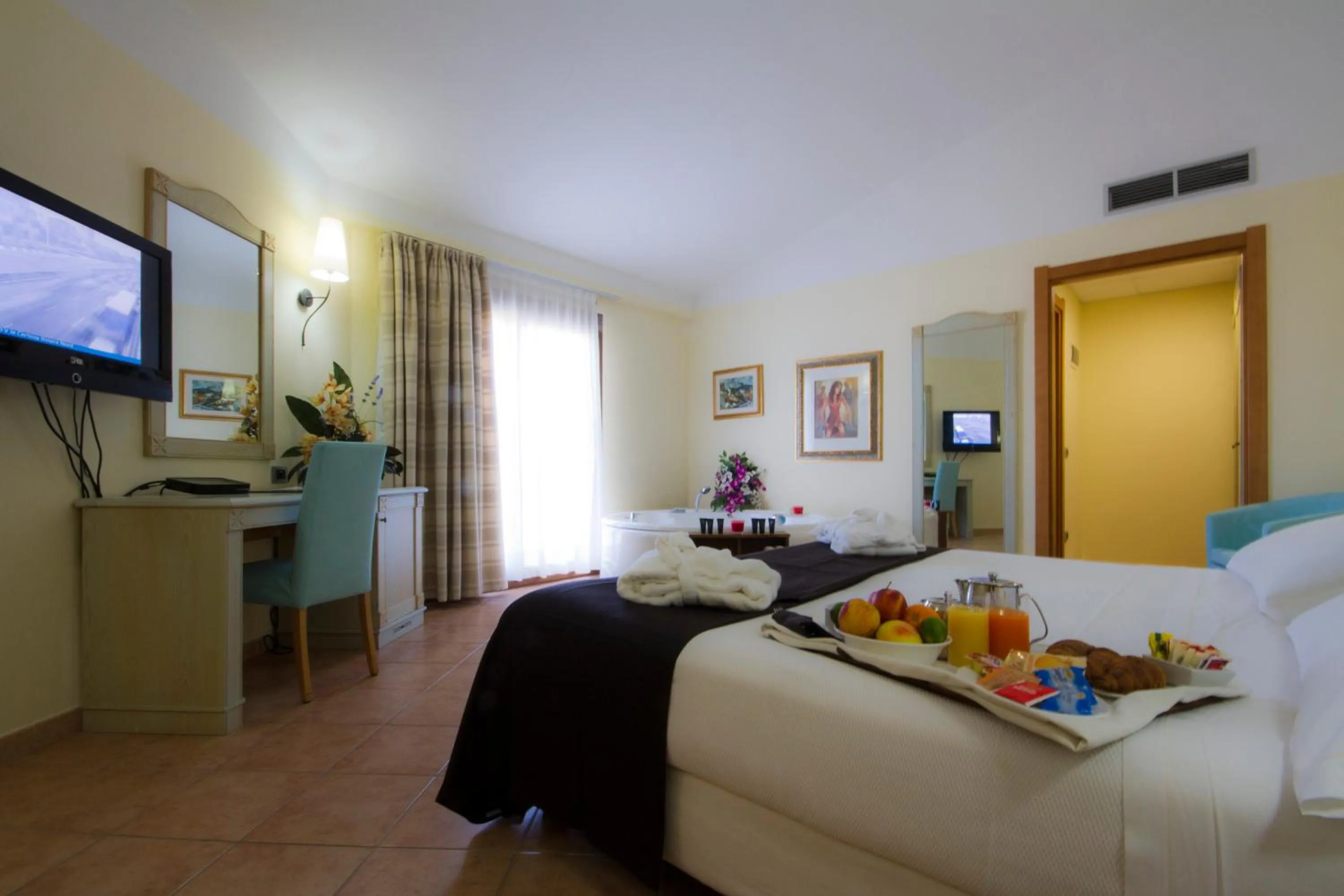 Hot Tub, Bed in Hotel Brancamaria