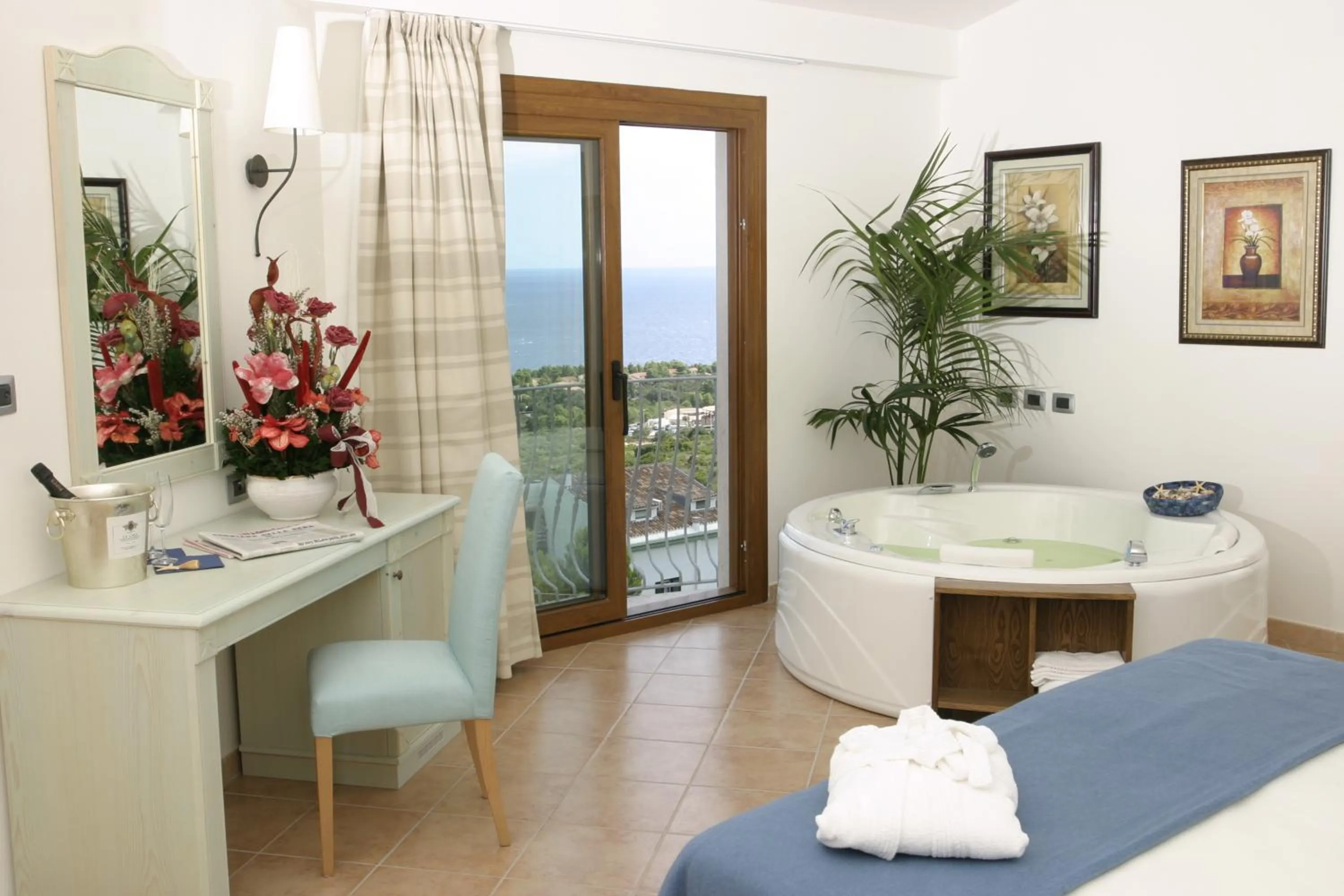 Hot Tub, Bed in Hotel Brancamaria