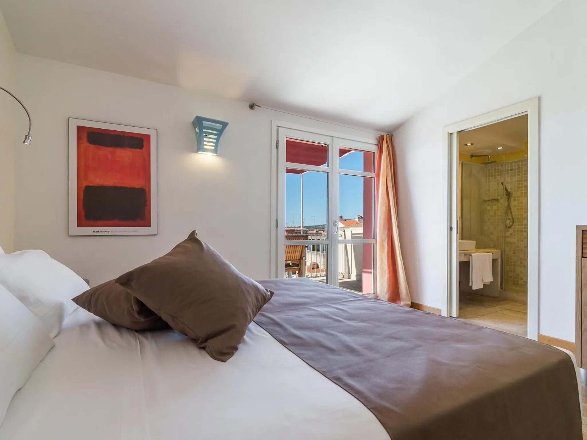 Bathroom, Bed in Nichotel