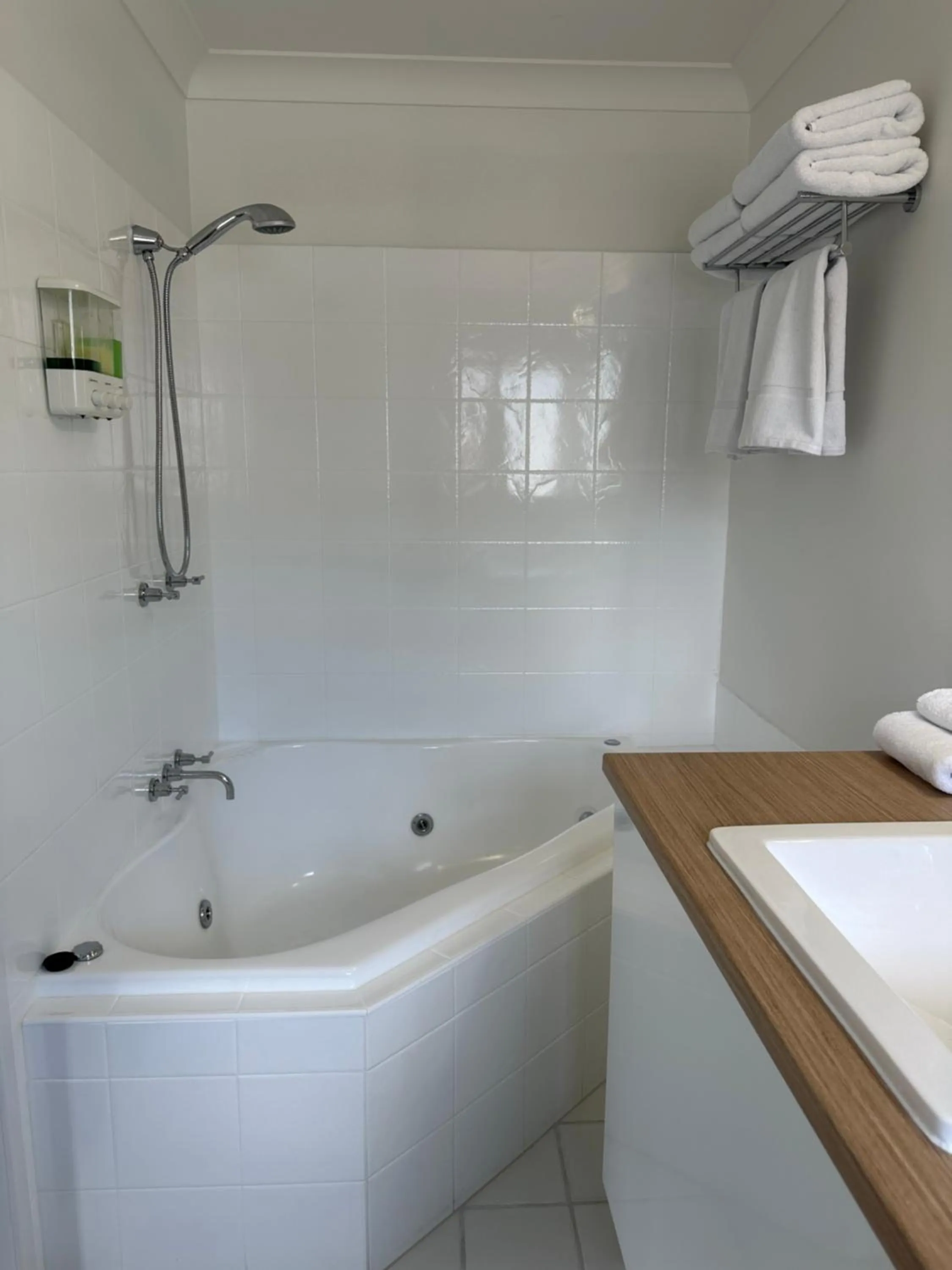 Shower in Logan City Motor Inn