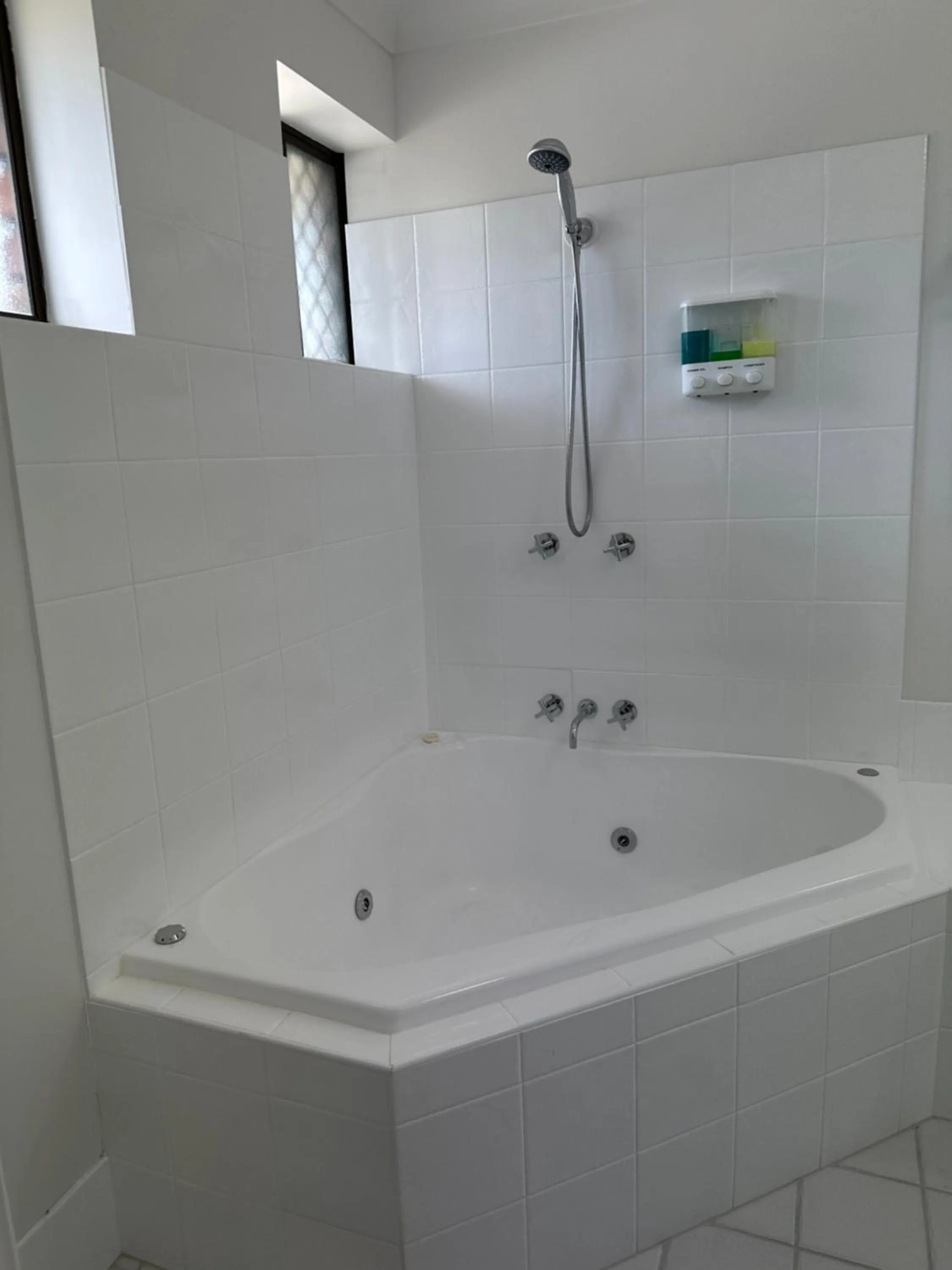 Shower in Logan City Motor Inn